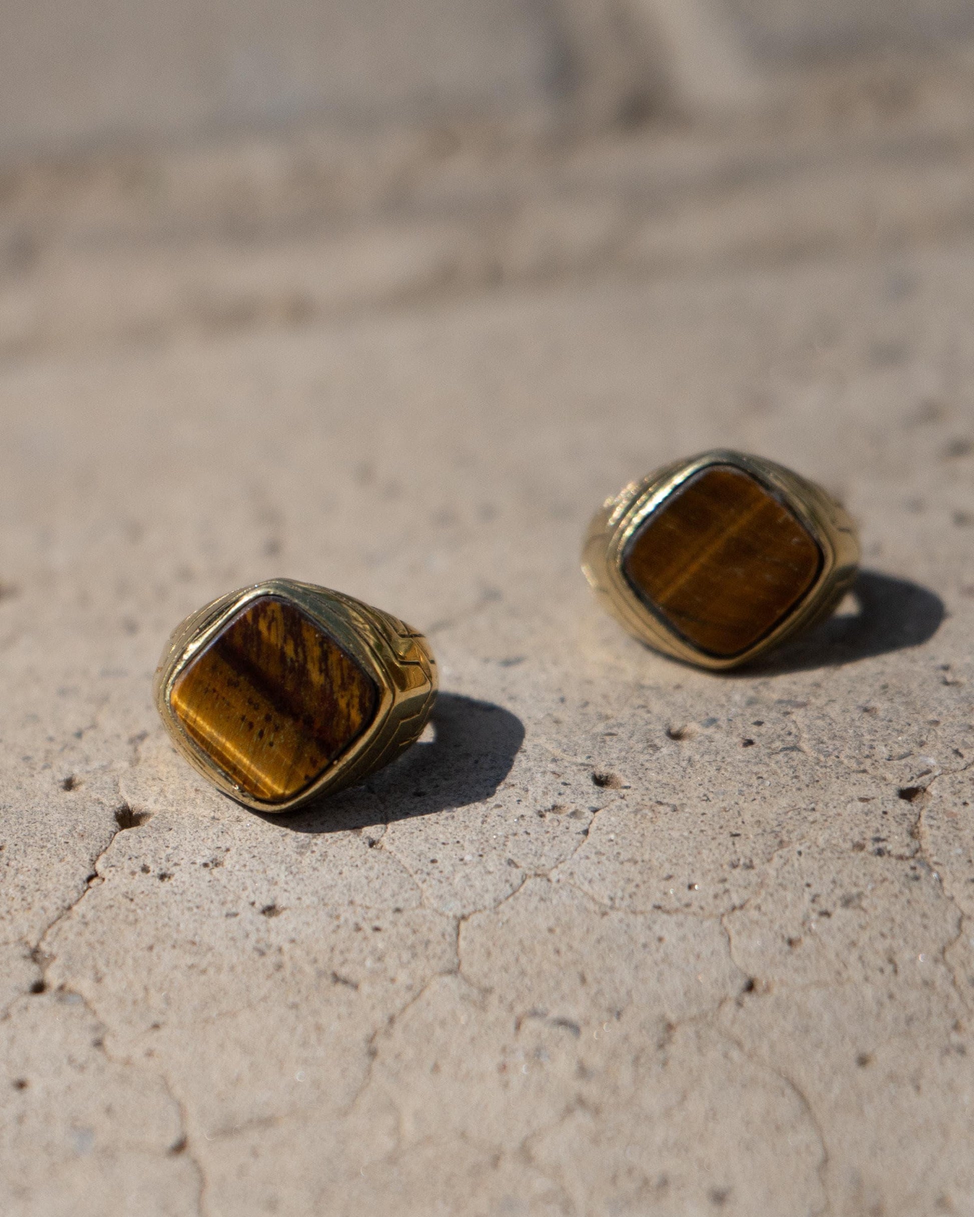 Goldfarbener Messingring mit Tigerauge – markant, elegant, unisex - RSL10
