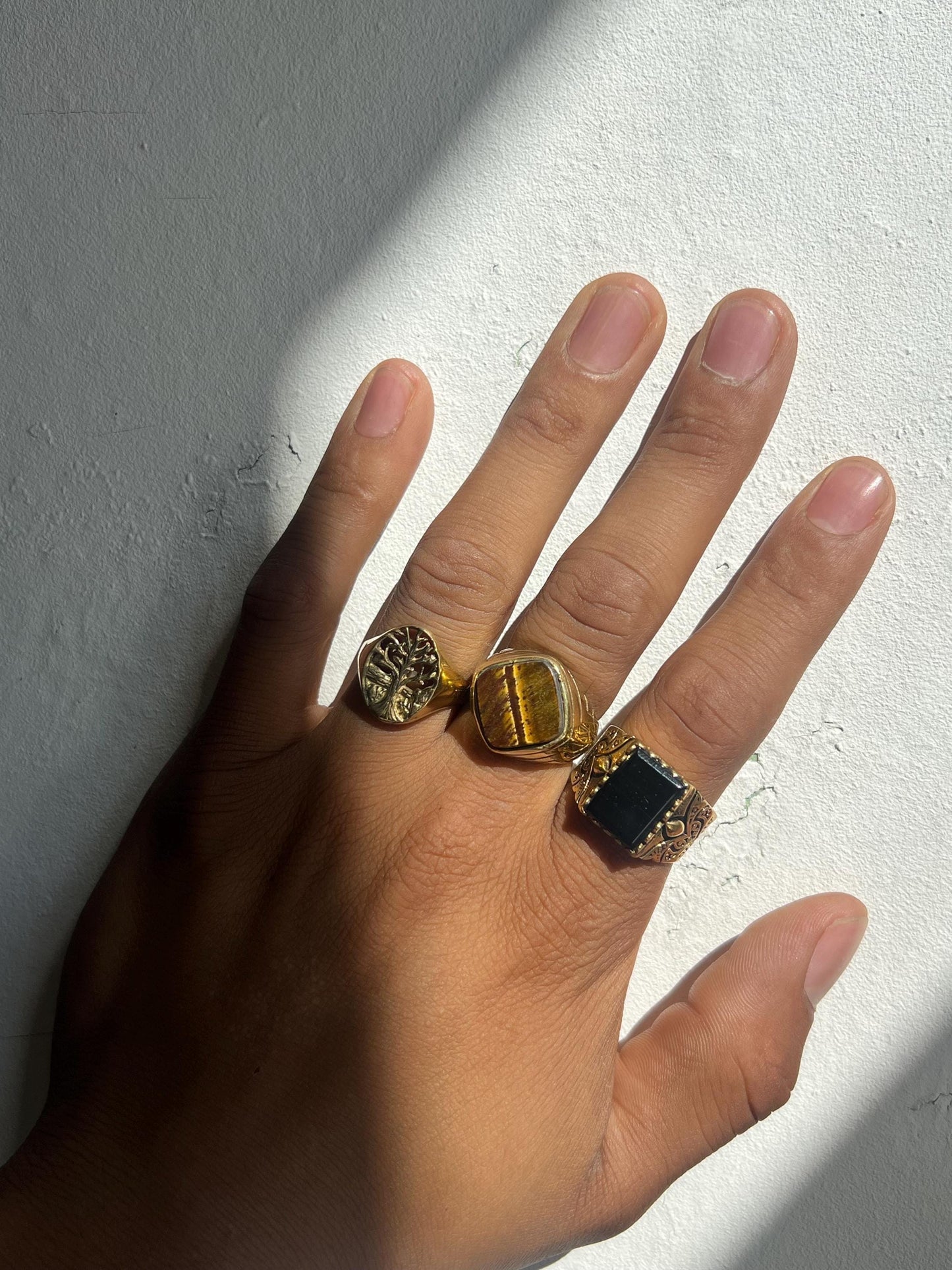 Goldfarbener Messingring mit Tigerauge – markant, elegant, unisex - RSL10