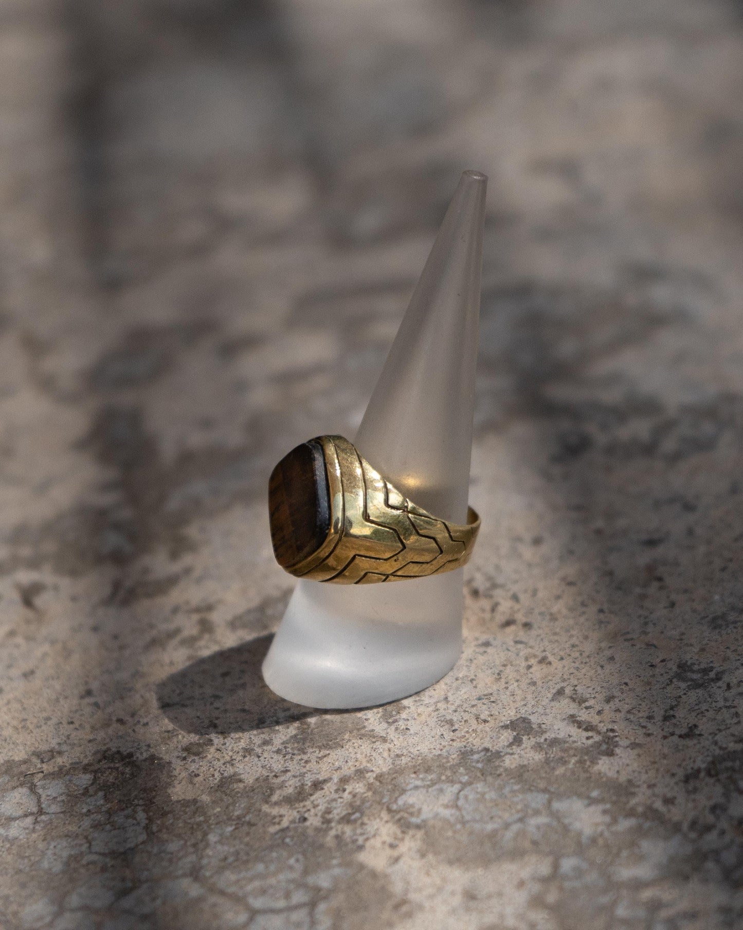 Goldfarbener Messingring mit Tigerauge – markant, elegant, unisex - RSL10