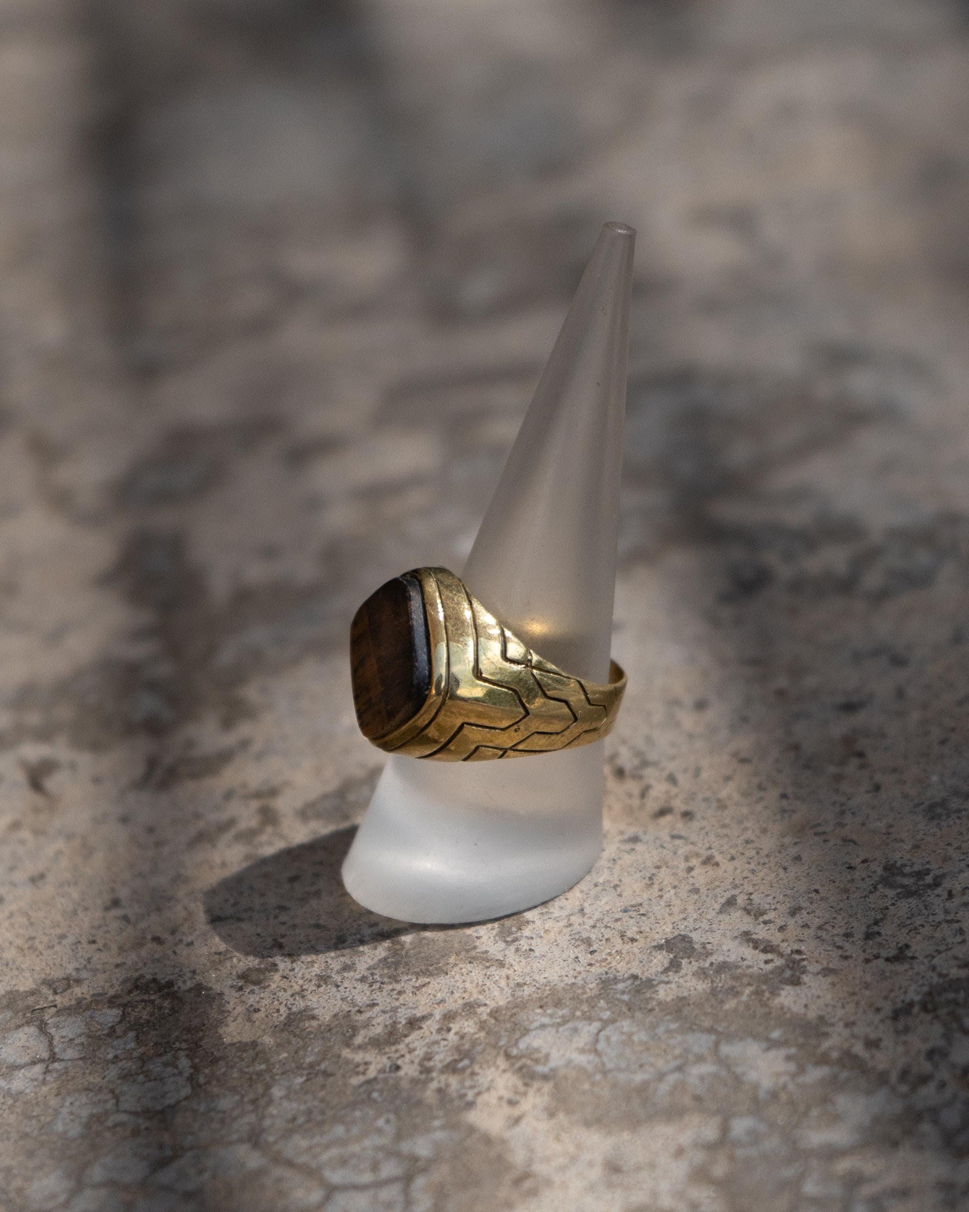 Goldfarbener Messingring mit Tigerauge – markant, elegant, unisex - RSL10