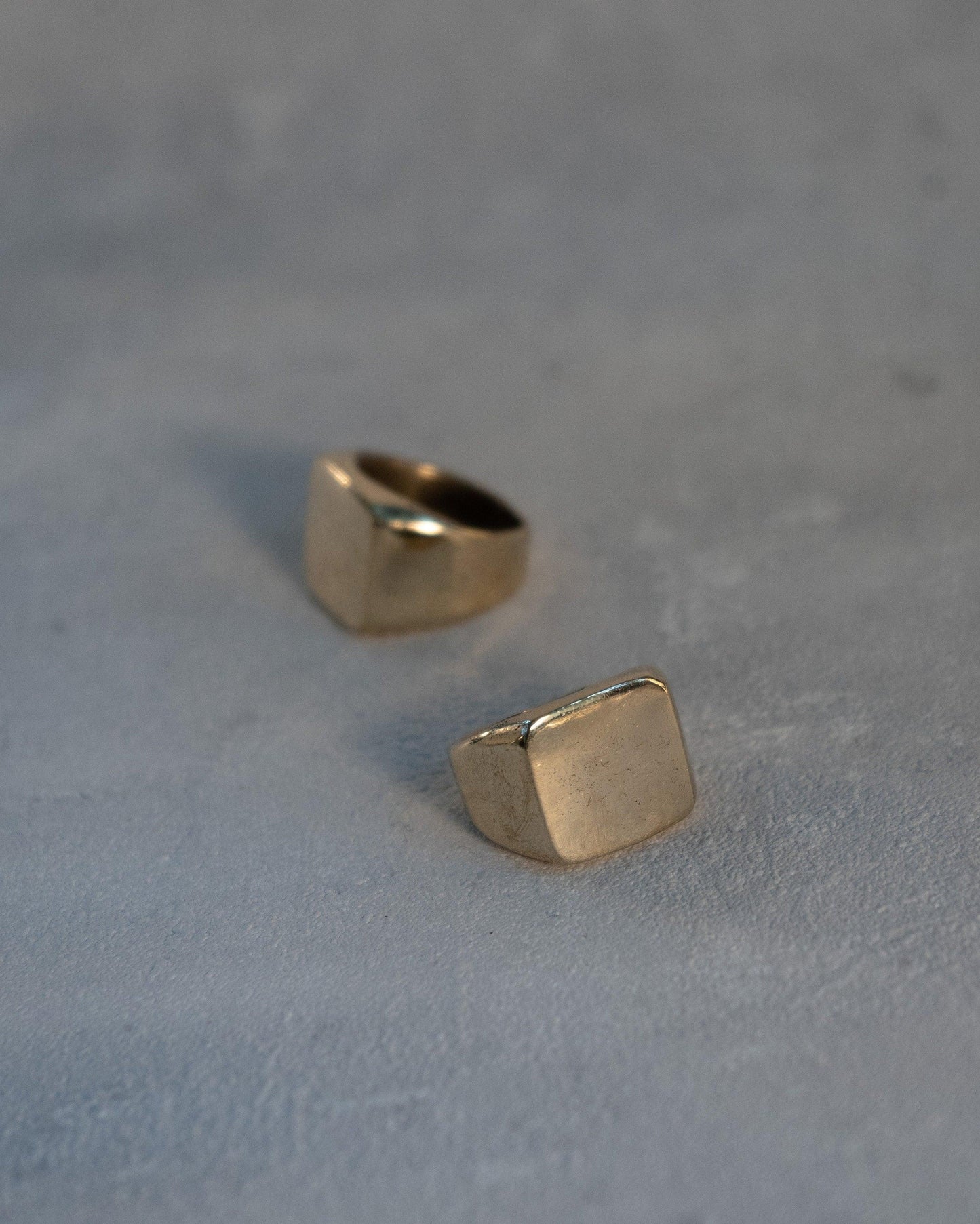 Massiver Siegelring Gold Herren | Viereckiger Messing Ring Unisex | Großer Statement Ring Damen | Siegelring Quadratisch Matt Gold - RC6