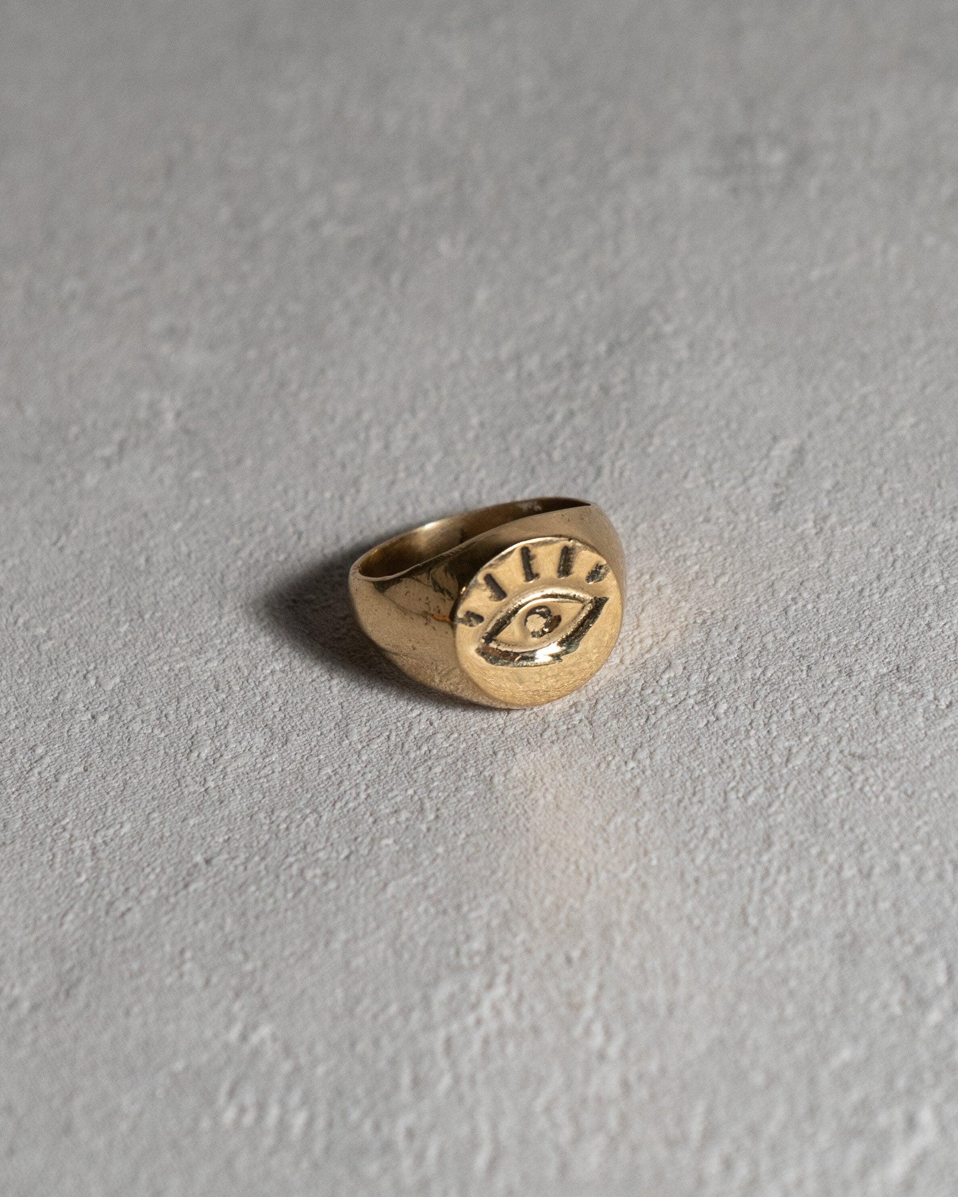 Goldener Siegelring mit Auge – Unisex Ring aus Messing | Ø 1,5 cm Siegel | Robuster Statement-Ring - RA9
