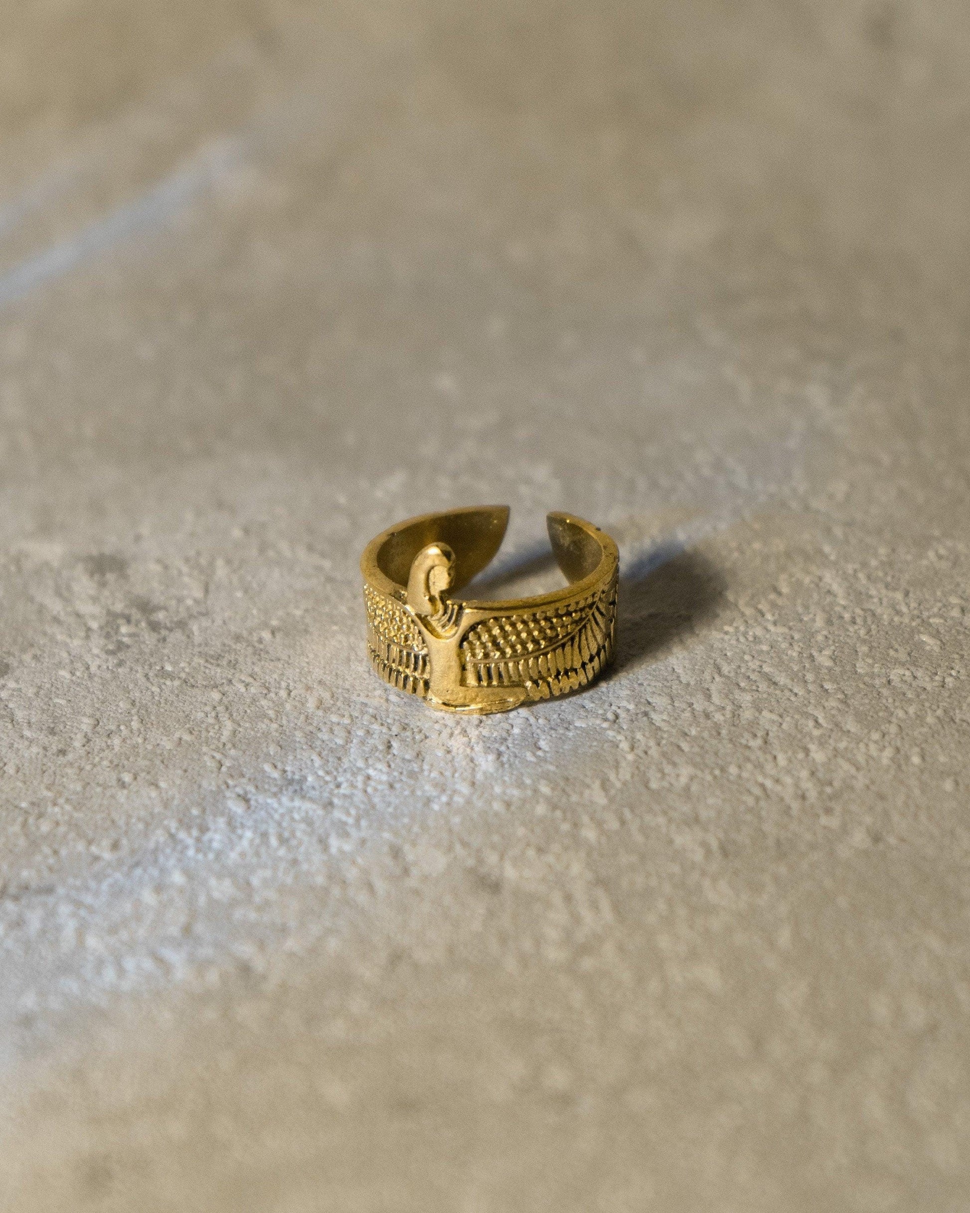 Goldfarbener Ring mit Göttin Isis – Messingring mit Flügelmotiv | Symbol für Schutz & Stärke | Unisex Statement-Schmuck - RA7