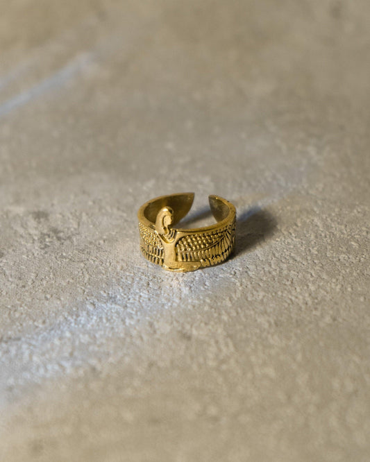 Goldfarbener Ring mit Göttin Isis – Messingring mit Flügelmotiv | Symbol für Schutz & Stärke | Unisex Statement-Schmuck - RA7
