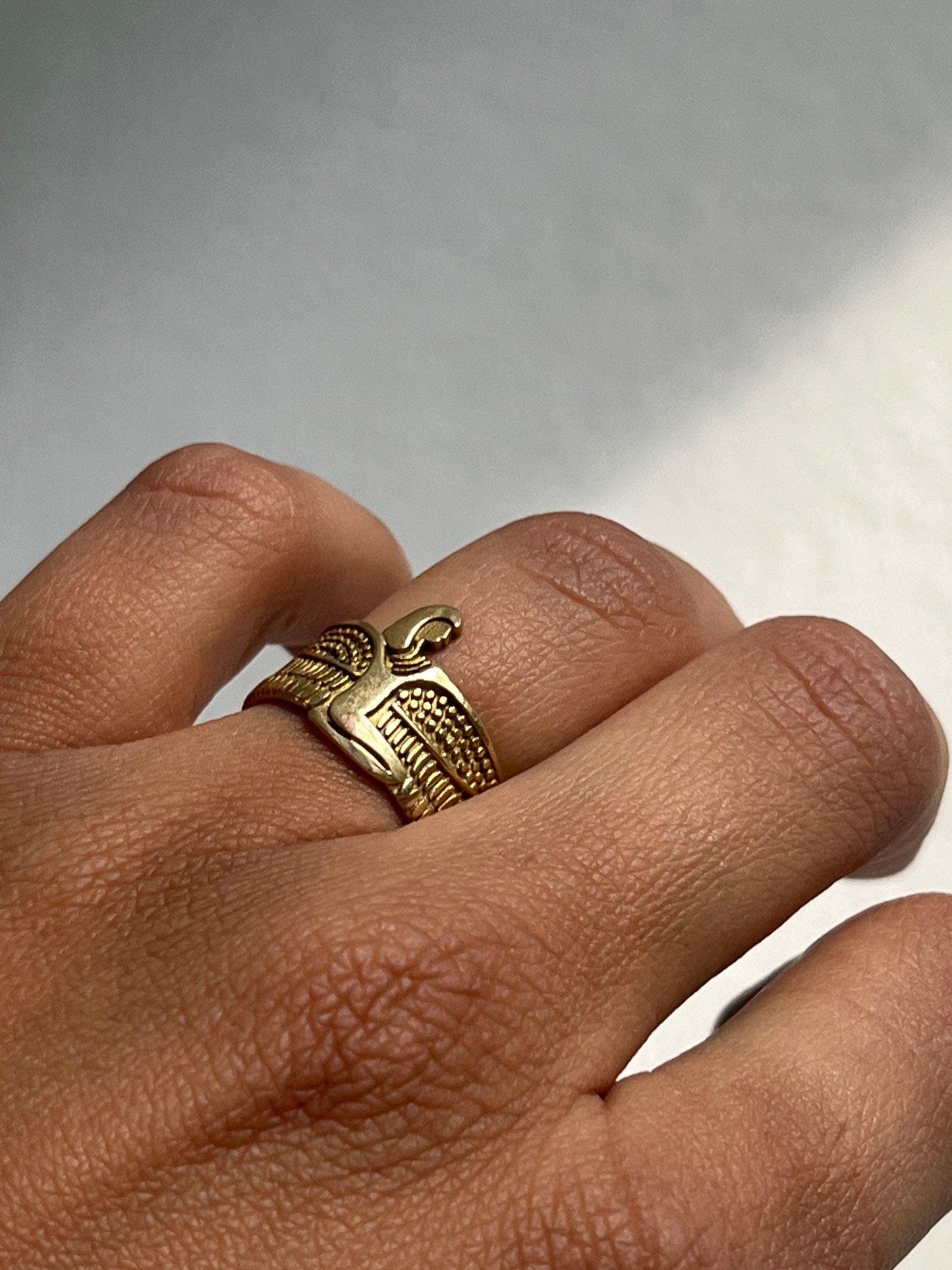Goldfarbener Ring mit Göttin Isis – Messingring mit Flügelmotiv | Symbol für Schutz & Stärke | Unisex Statement-Schmuck - RA7