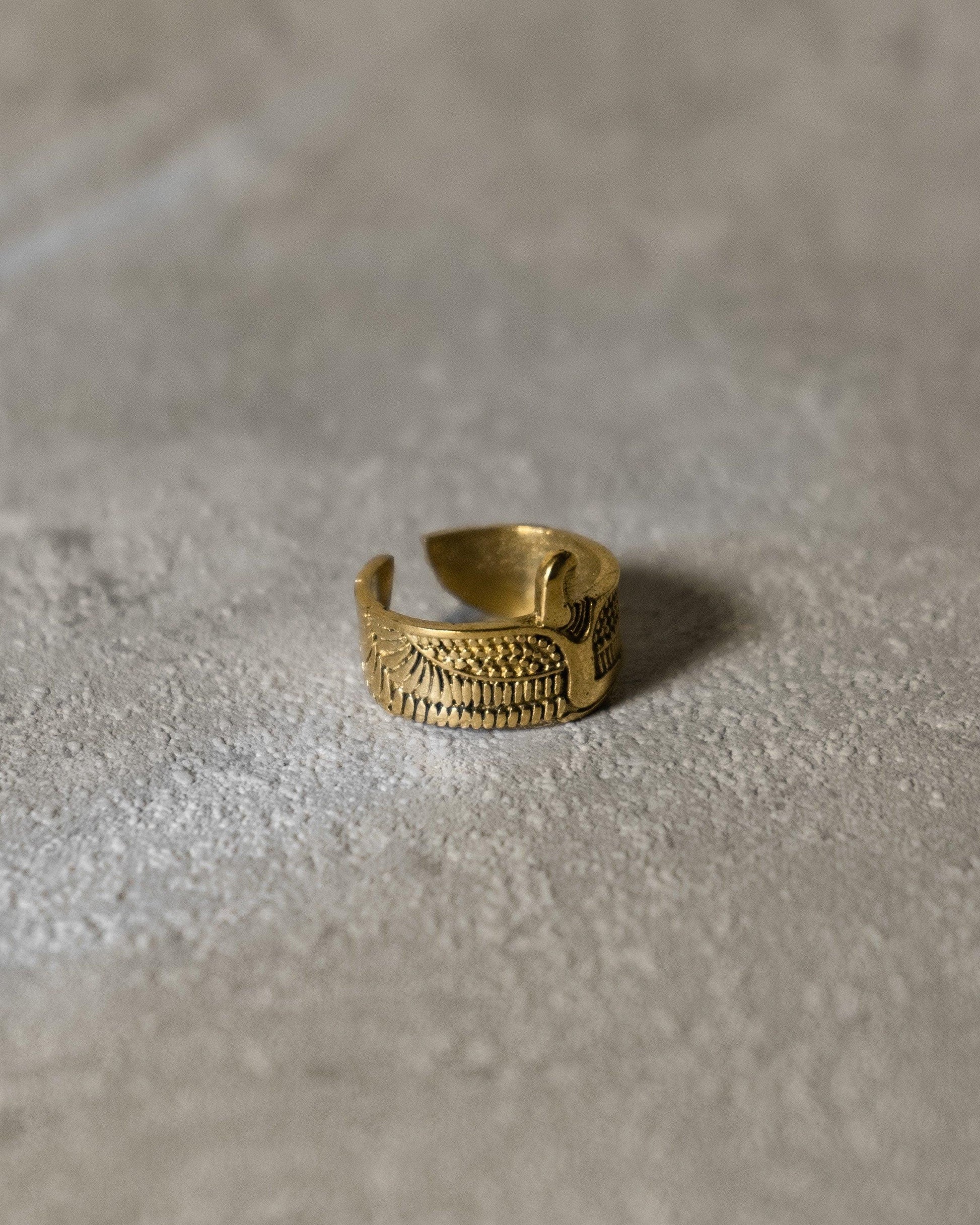 Goldfarbener Ring mit Göttin Isis – Messingring mit Flügelmotiv | Symbol für Schutz & Stärke | Unisex Statement-Schmuck - RA7