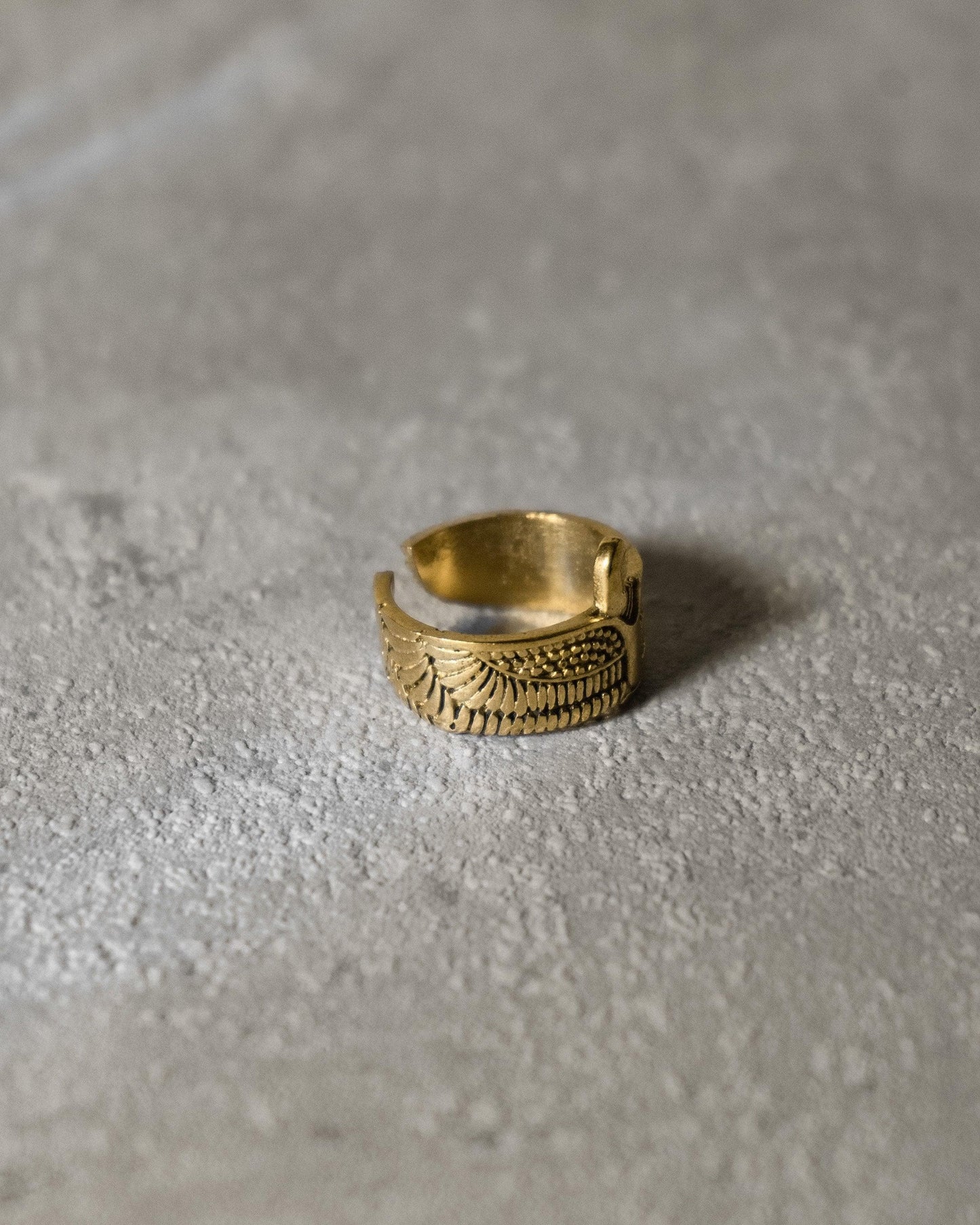 Goldfarbener Ring mit Göttin Isis – Messingring mit Flügelmotiv | Symbol für Schutz & Stärke | Unisex Statement-Schmuck - RA7
