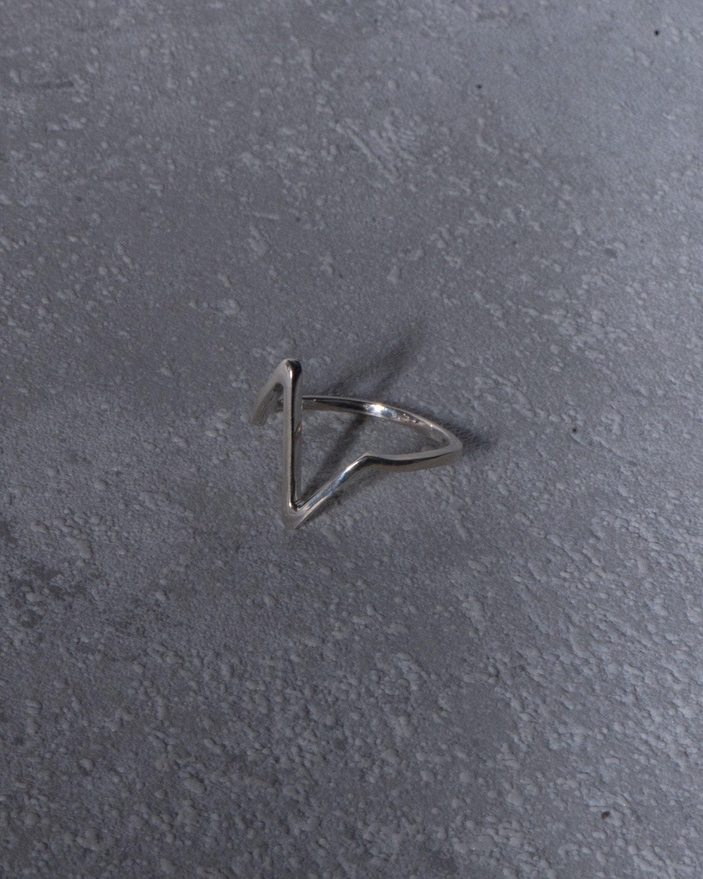 925 Sterling Silber Ring mit EKG-ähnlicher Zick-Zack-Verzierung - Handgefertigtes Minimalistisches Schmuckstück