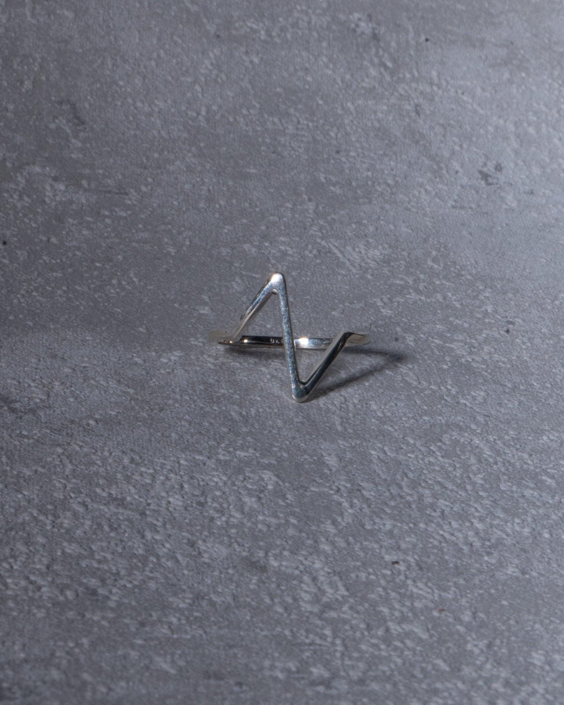 925 Sterling Silber Ring mit EKG-ähnlicher Zick-Zack-Verzierung - Handgefertigtes Minimalistisches Schmuckstück