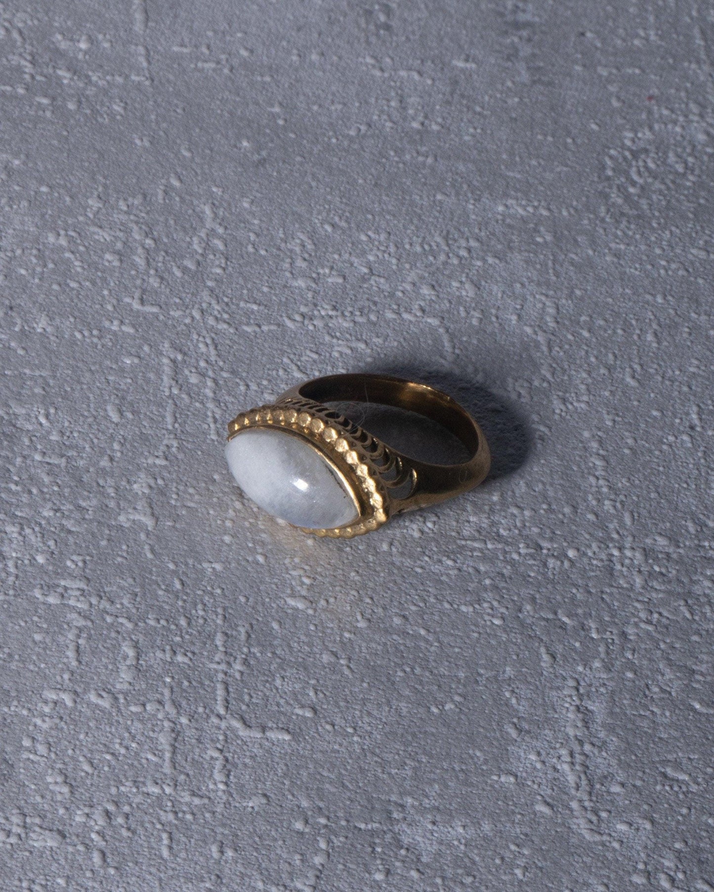 Statement Ring mit Mondstein | Großer Messingring mit augenförmigem Edelstein | Handgemachter Boho-Ring | RSL8(mon)