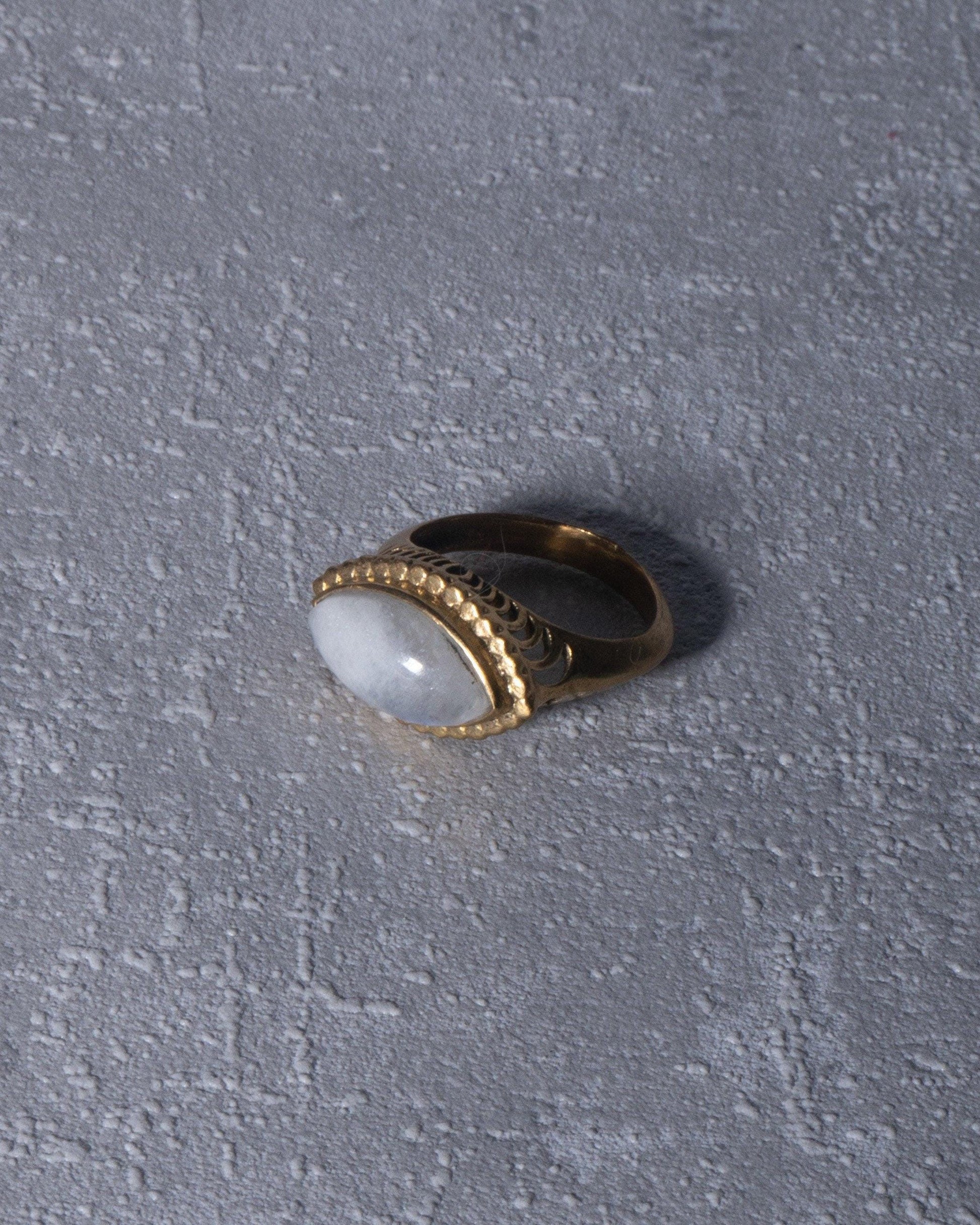 Statement Ring mit Mondstein | Großer Messingring mit augenförmigem Edelstein | Handgemachter Boho-Ring | RSL8(mon)