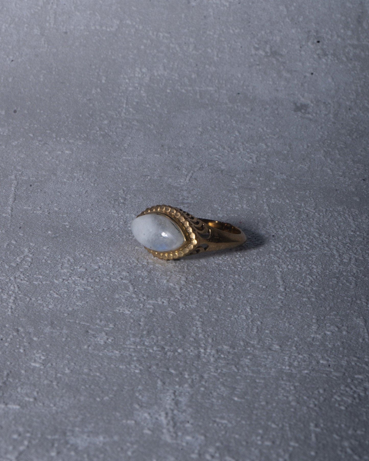 Statement Ring mit Mondstein | Großer Messingring mit augenförmigem Edelstein | Handgemachter Boho-Ring | RSL8(mon)