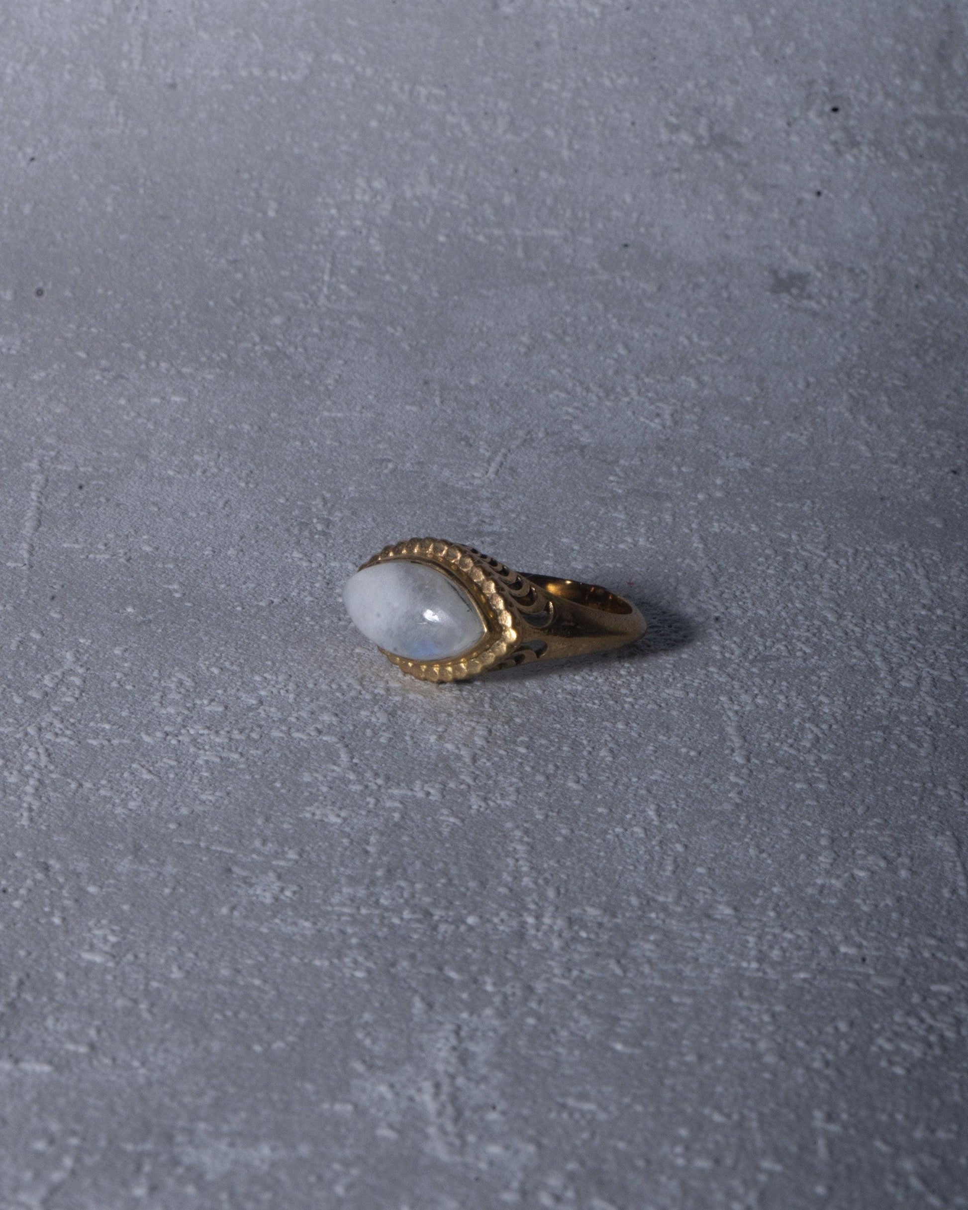 Statement Ring mit Mondstein | Großer Messingring mit augenförmigem Edelstein | Handgemachter Boho-Ring | RSL8(mon)