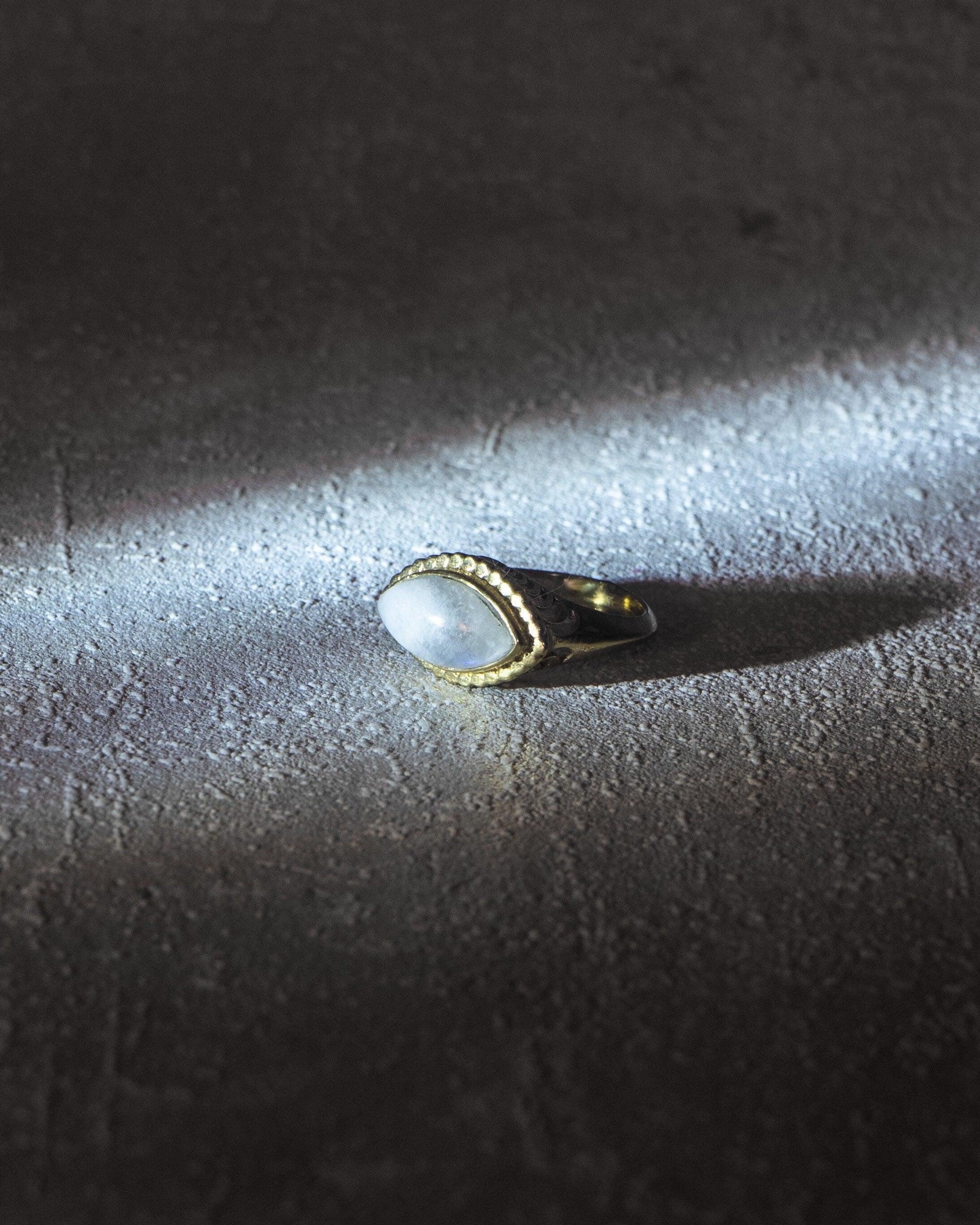 Statement Ring mit Mondstein | Großer Messingring mit augenförmigem Edelstein | Handgemachter Boho-Ring | RSL8(mon)