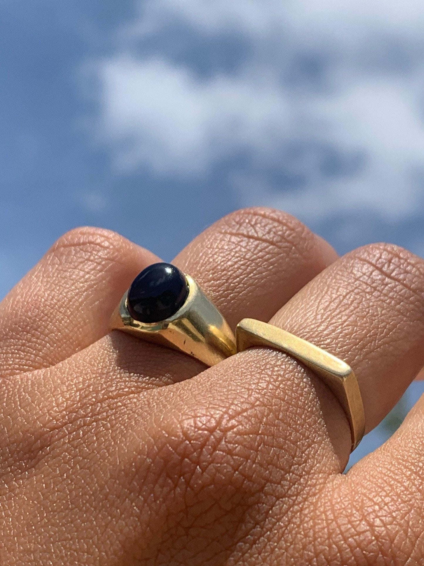 Schwarzer Onyx Ring Gold - Unisex - Ovaler Edelstein 10x7mm - Massives Messing - Stein der Stärke - Wasserfester Siegelring - Naiza RSM3