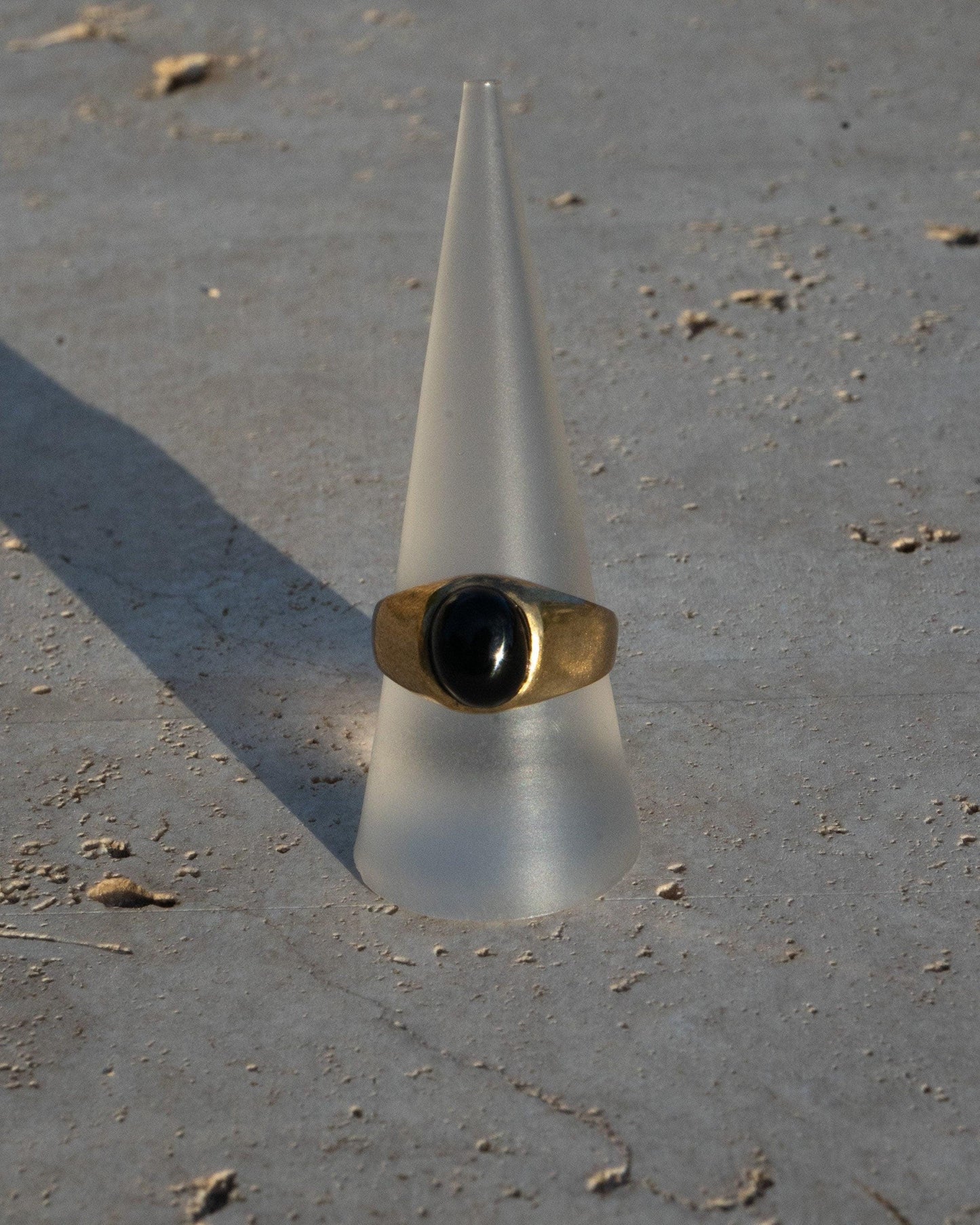 Schwarzer Onyx Ring Gold - Unisex - Ovaler Edelstein 10x7mm - Massives Messing - Stein der Stärke - Wasserfester Siegelring - Naiza RSM3
