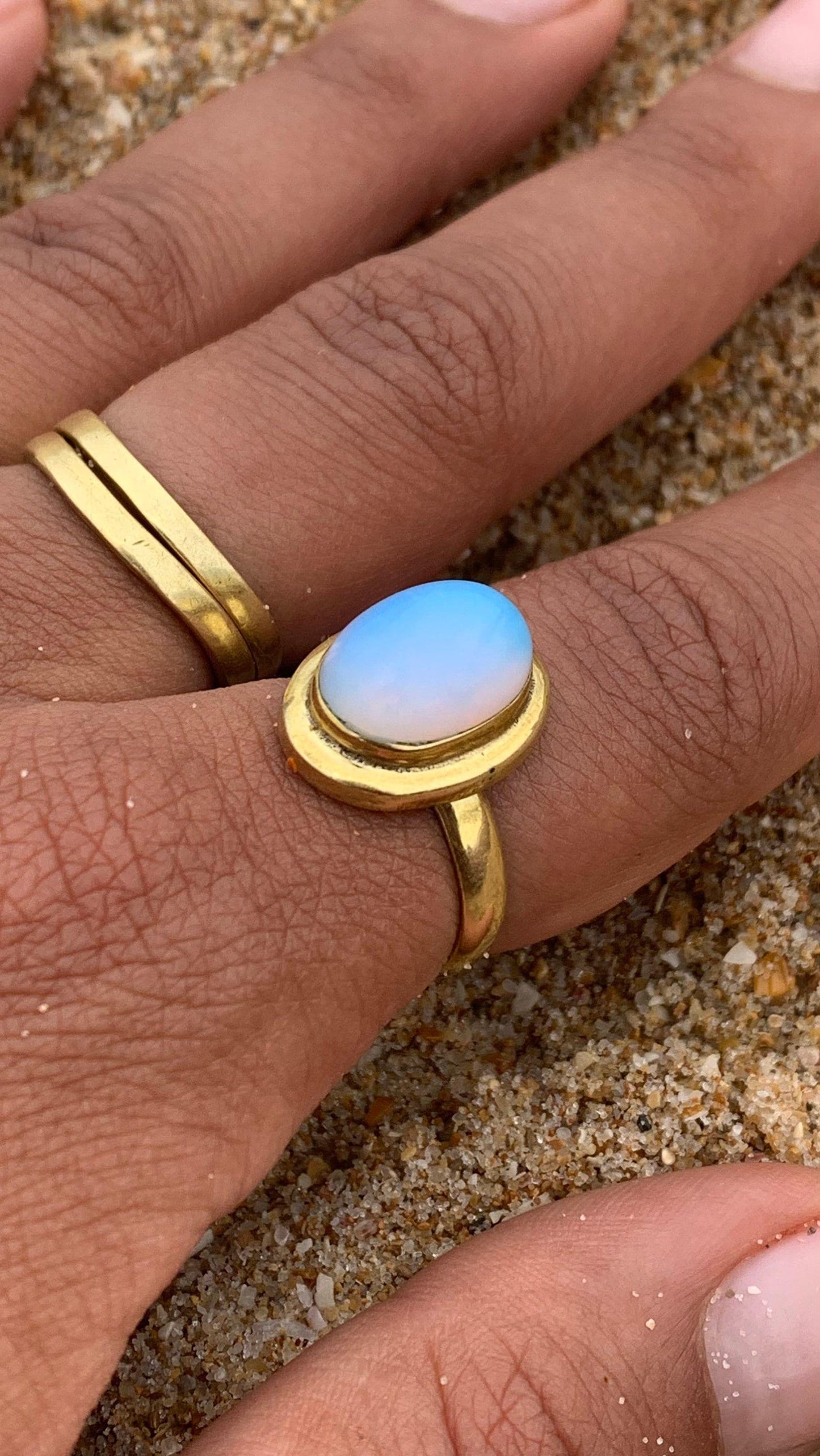 Opal Ring Gold - Ovaler Edelstein 10x8mm - Leuchtendes Blau Massives Messing Synthetischer Opal Wasserfester Boho Statement Ring Naiza RSL3
