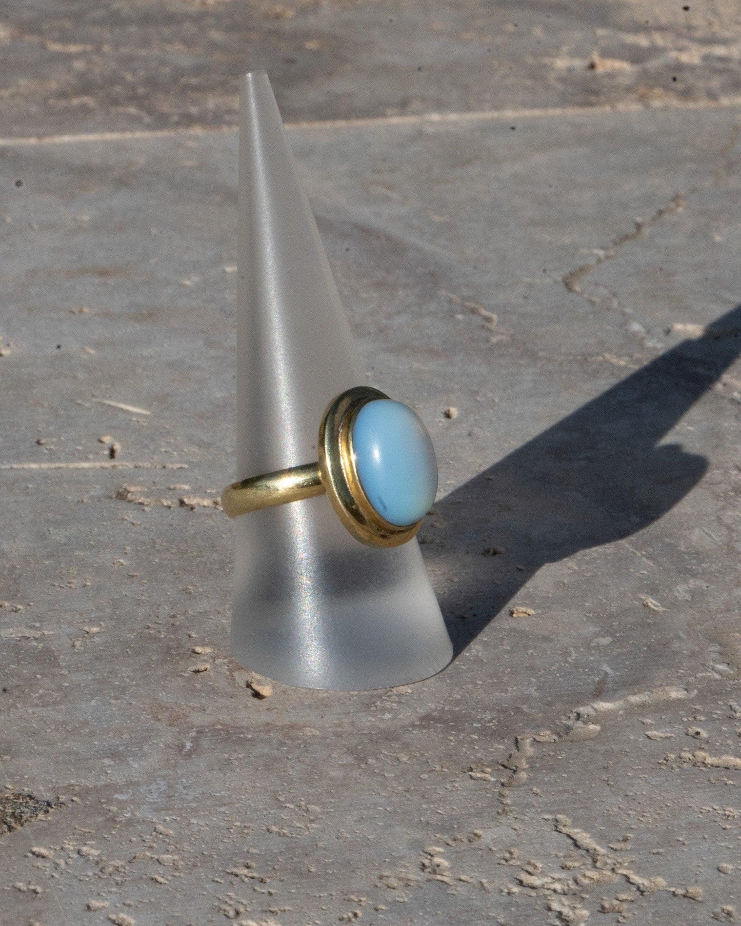 Opal Ring Gold - Ovaler Edelstein 10x8mm - Leuchtendes Blau Massives Messing Synthetischer Opal Wasserfester Boho Statement Ring Naiza RSL3