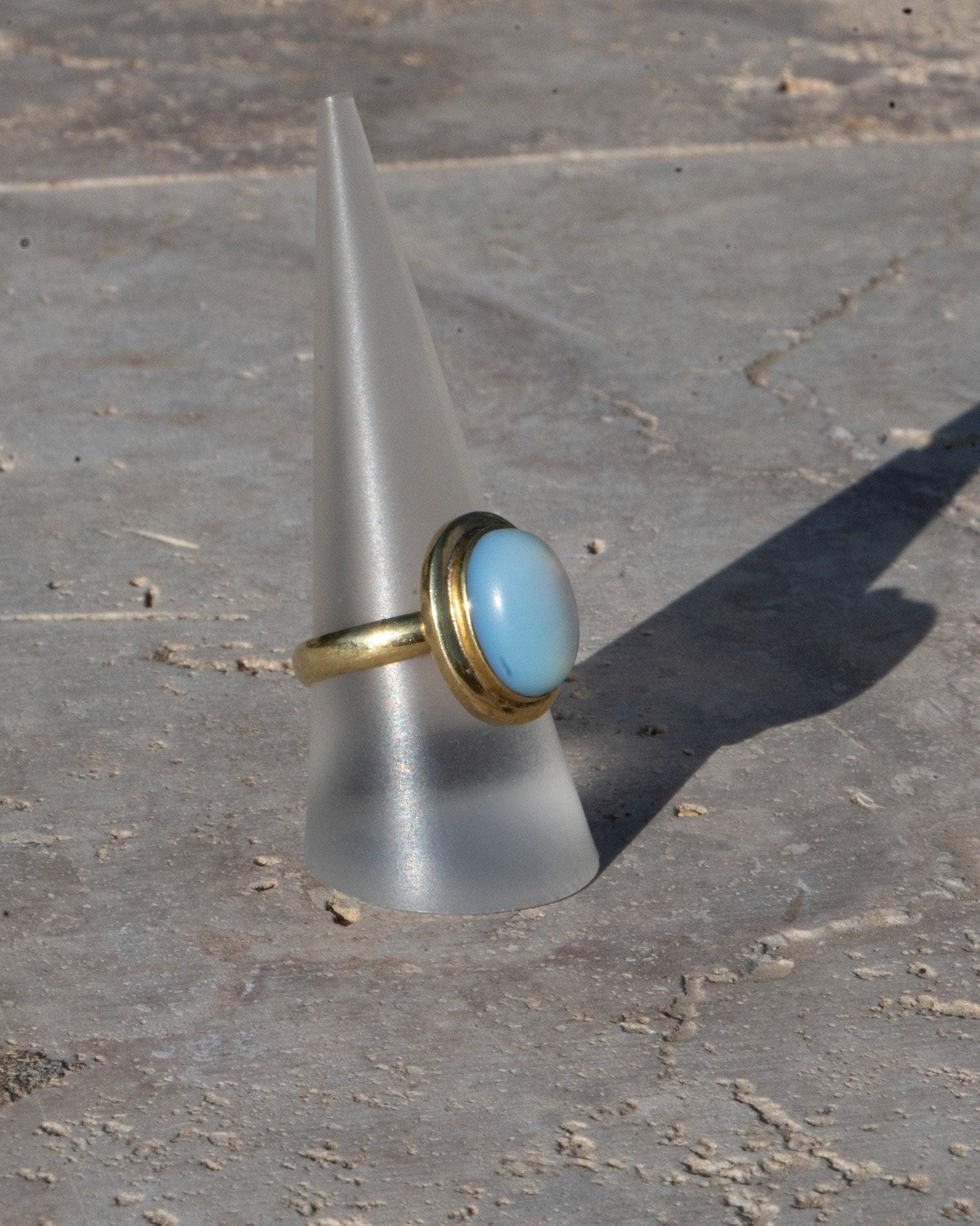 Opal Ring Gold - Ovaler Edelstein 10x8mm - Leuchtendes Blau Massives Messing Synthetischer Opal Wasserfester Boho Statement Ring Naiza RSL3