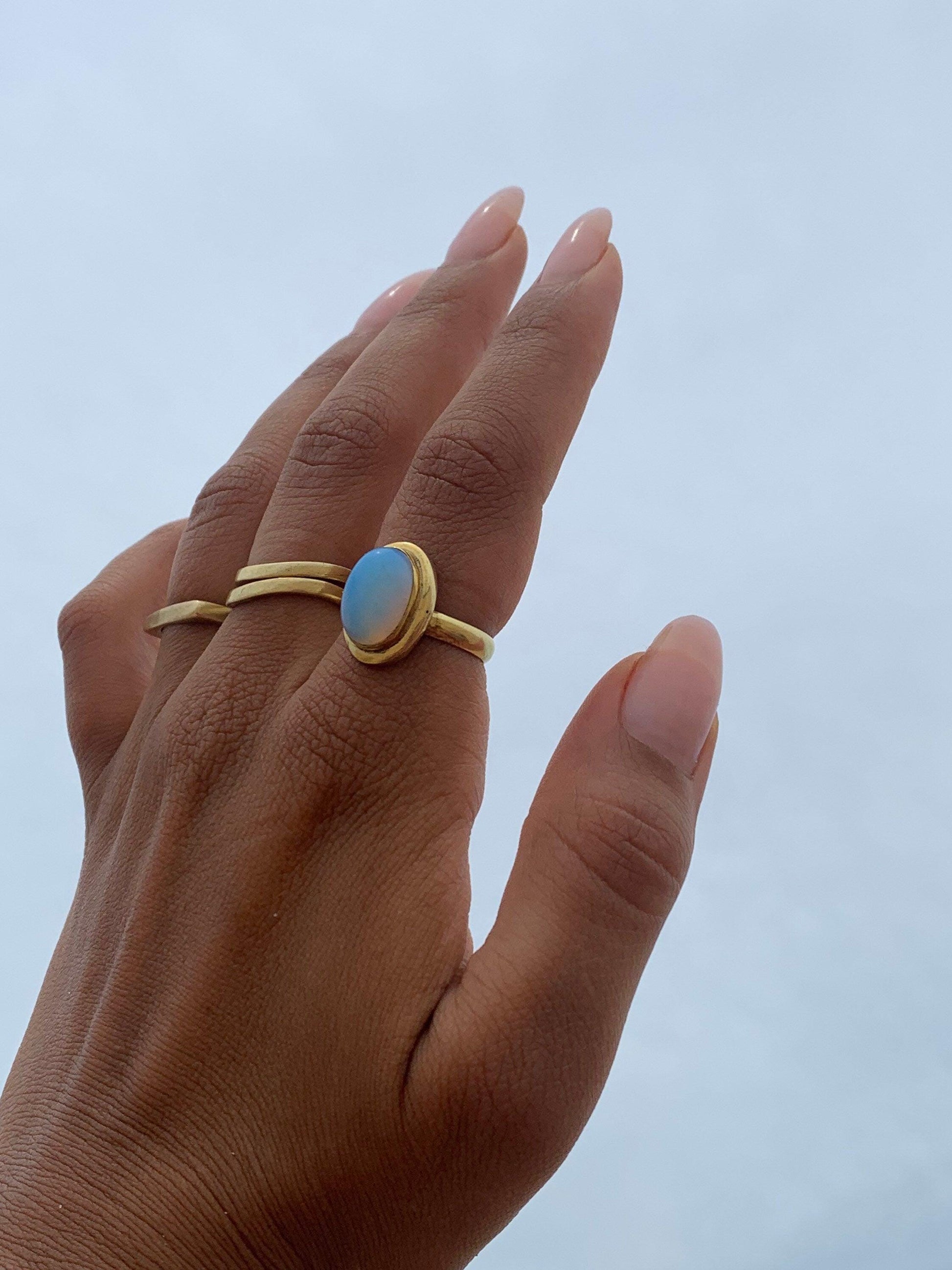 Opal Ring Gold - Ovaler Edelstein 10x8mm - Leuchtendes Blau Massives Messing Synthetischer Opal Wasserfester Boho Statement Ring Naiza RSL3