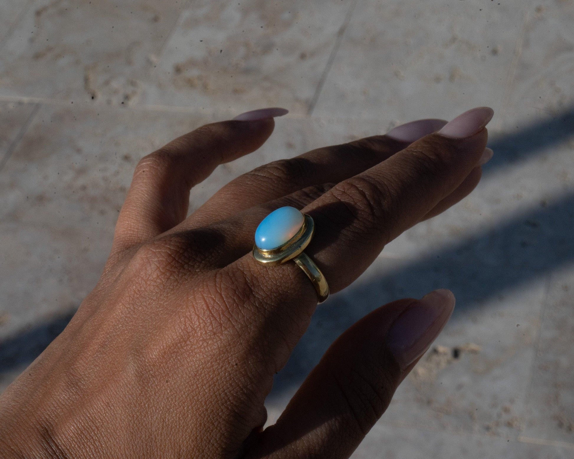 Opal Ring Gold - Ovaler Edelstein 10x8mm - Leuchtendes Blau Massives Messing Synthetischer Opal Wasserfester Boho Statement Ring Naiza RSL3