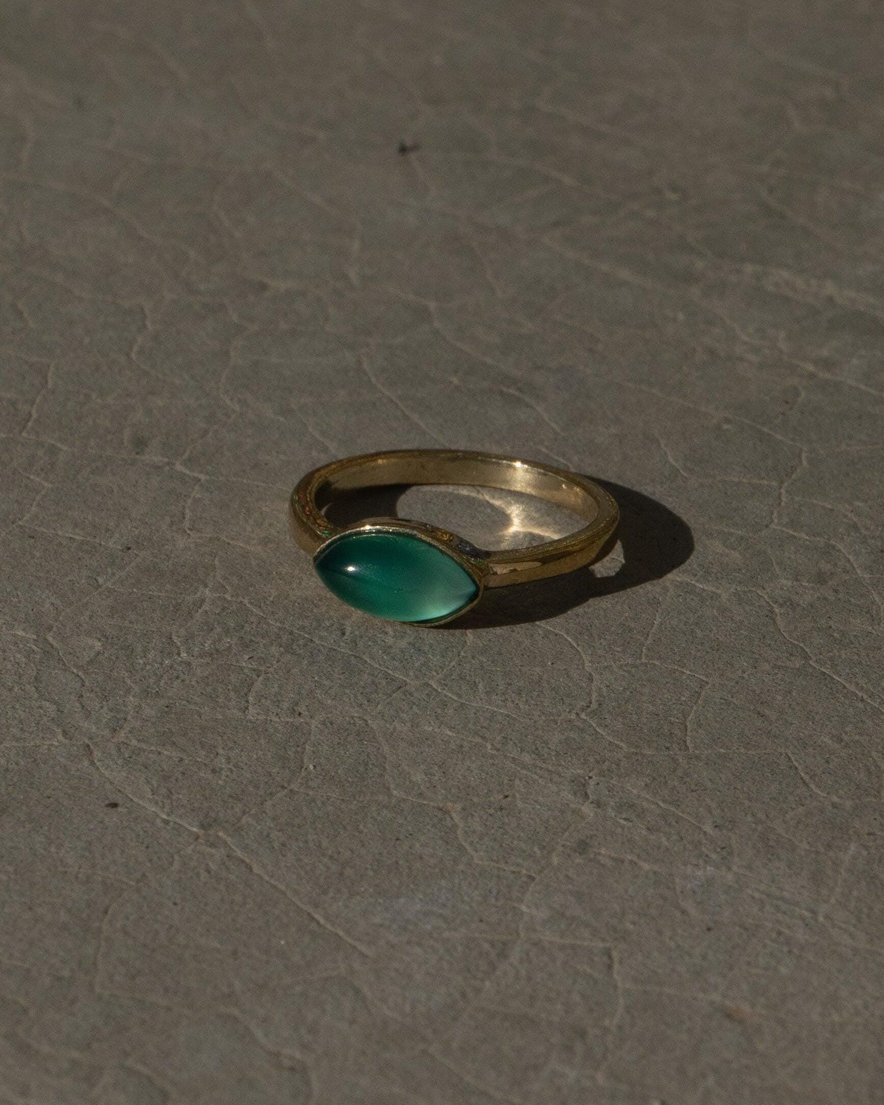 Grüner Onyx Ring Gold | Messing Ring mit Augenform Edelstein | Zarter Boho Ring| Marquise Schliff Statement Ring | Feiner Stapelring – RSS3