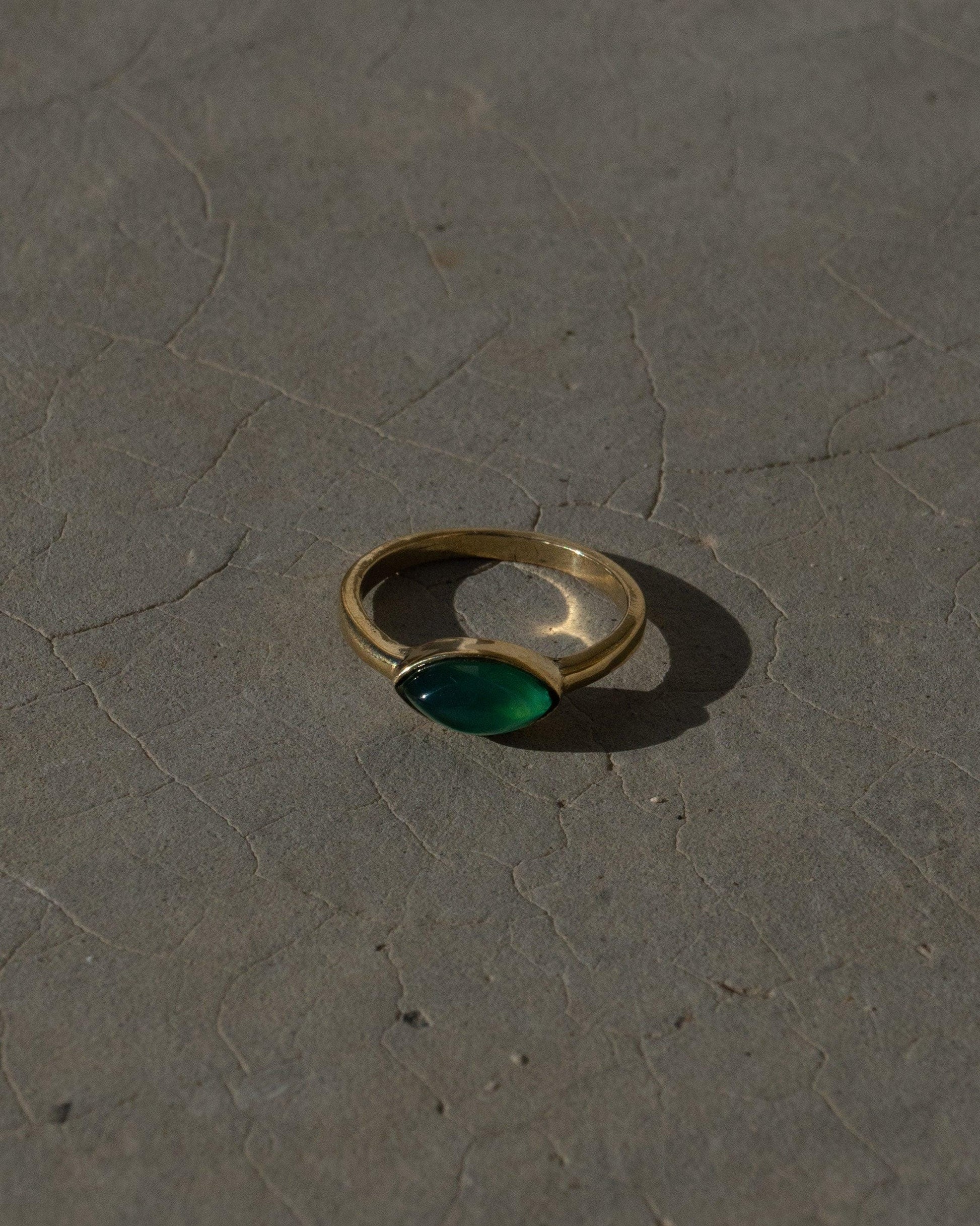 Grüner Onyx Ring Gold | Messing Ring mit Augenform Edelstein | Zarter Boho Ring| Marquise Schliff Statement Ring | Feiner Stapelring – RSS3