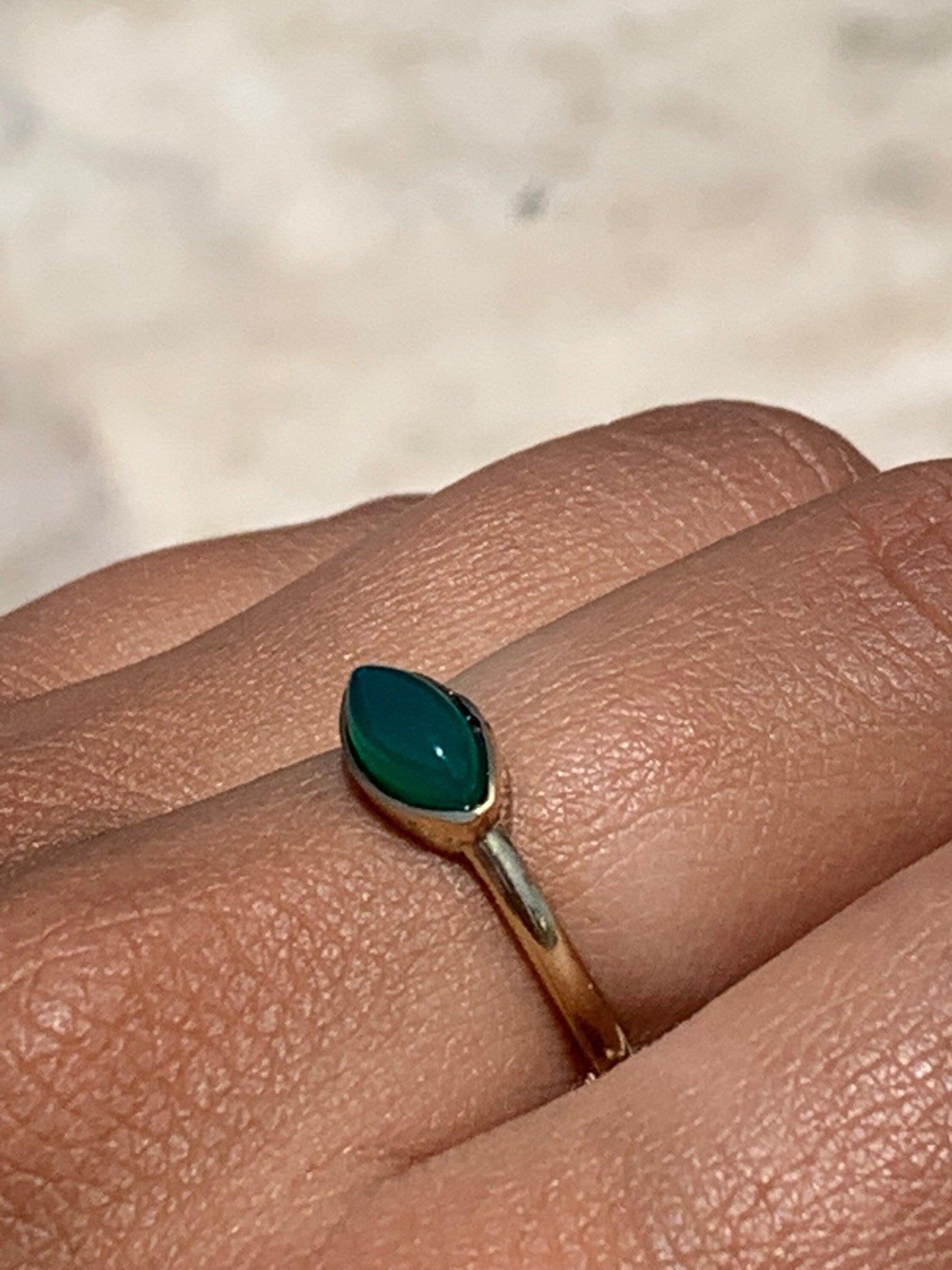 Grüner Onyx Ring Gold | Messing Ring mit Augenform Edelstein | Zarter Boho Ring| Marquise Schliff Statement Ring | Feiner Stapelring – RSS3