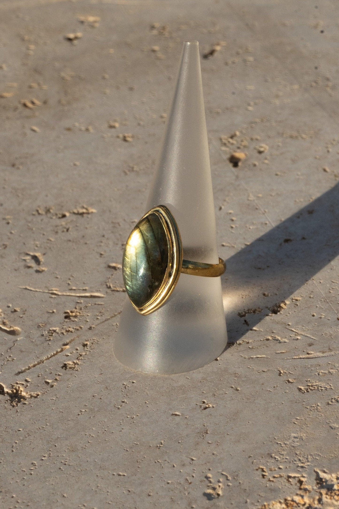Labradorit Statement Ring Gold - Massives Messing Handgefertigt - Magischer Blaustich - Wasserfester Boho Edelsteinring - RSL1 (lab)