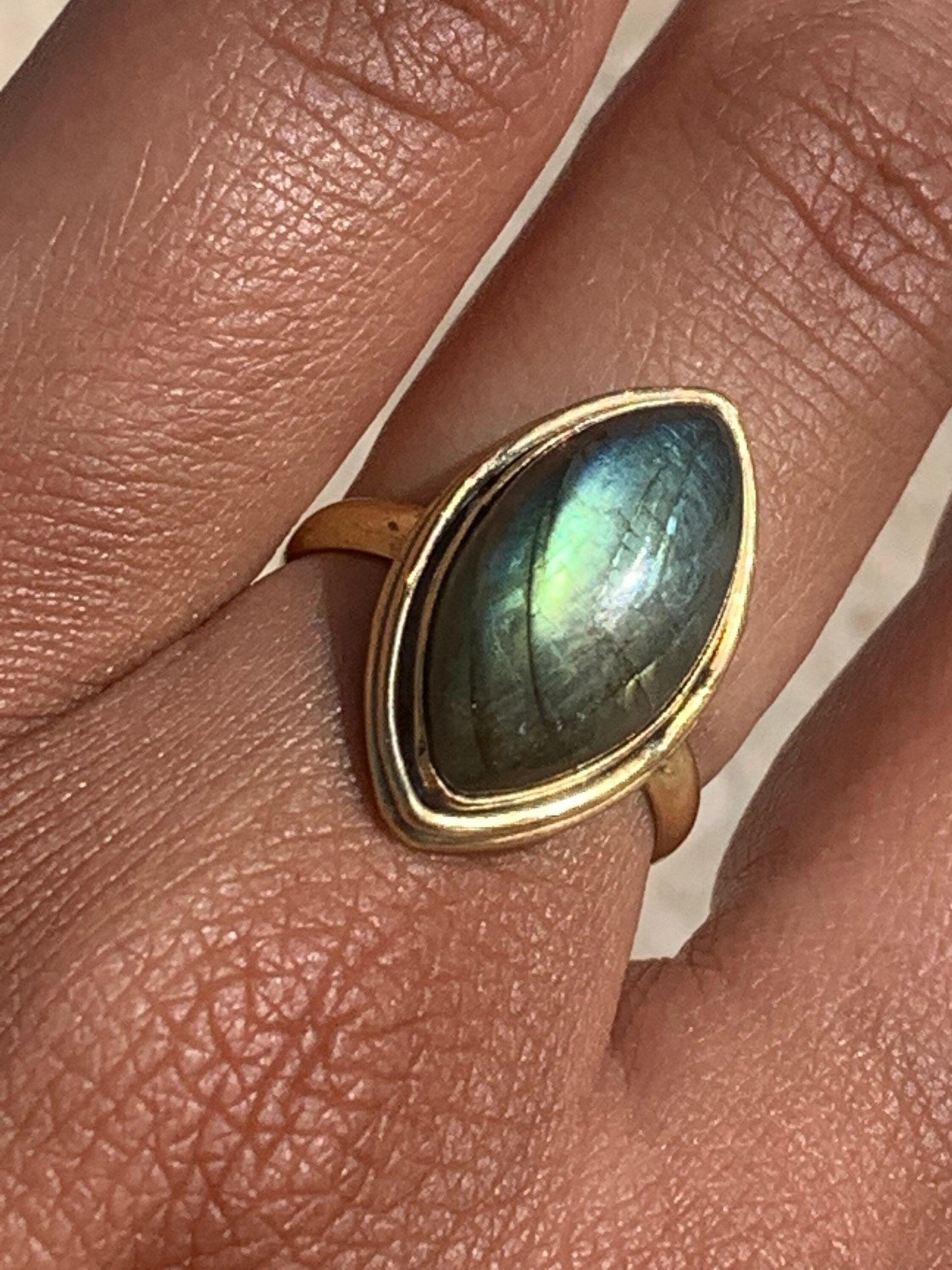 Labradorit Statement Ring Gold - Massives Messing Handgefertigt - Magischer Blaustich - Wasserfester Boho Edelsteinring - RSL1 (lab)