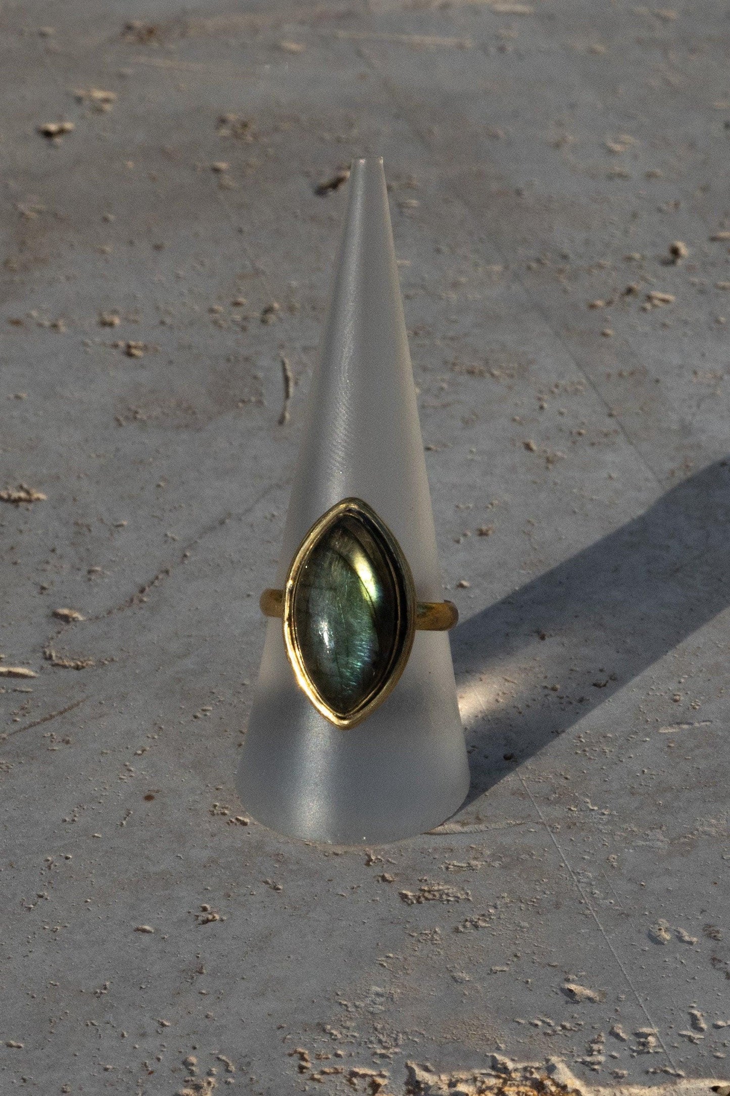 Labradorit Statement Ring Gold - Massives Messing Handgefertigt - Magischer Blaustich - Wasserfester Boho Edelsteinring - RSL1 (lab)