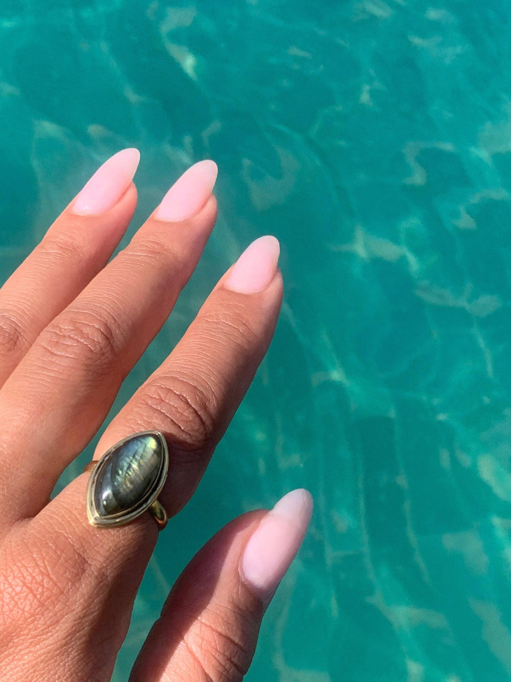 Labradorit Statement Ring Gold - Massives Messing Handgefertigt - Magischer Blaustich - Wasserfester Boho Edelsteinring - RSL1 (lab)