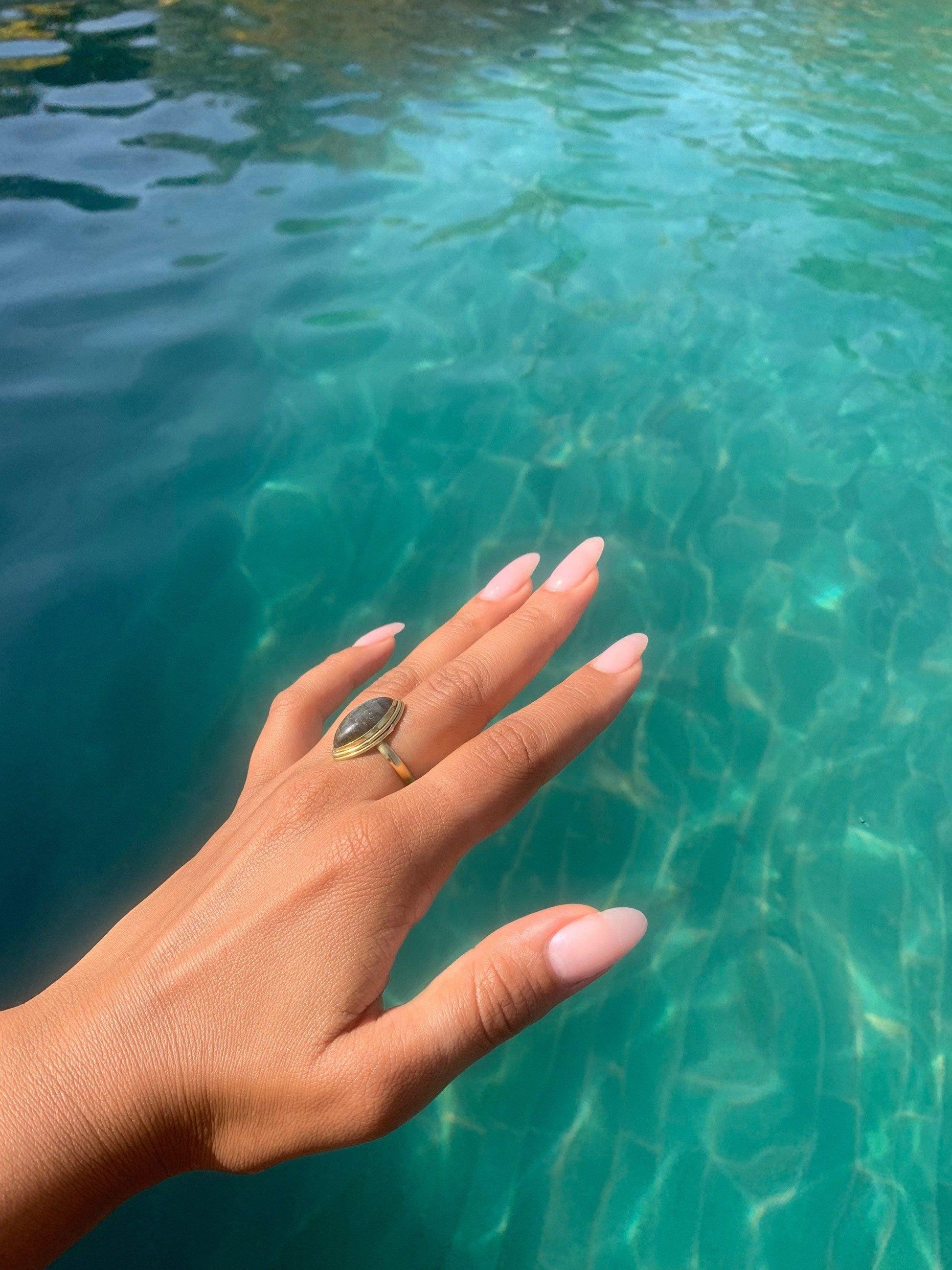 Labradorit Statement Ring Gold - Massives Messing Handgefertigt - Magischer Blaustich - Wasserfester Boho Edelsteinring - RSL1 (lab)