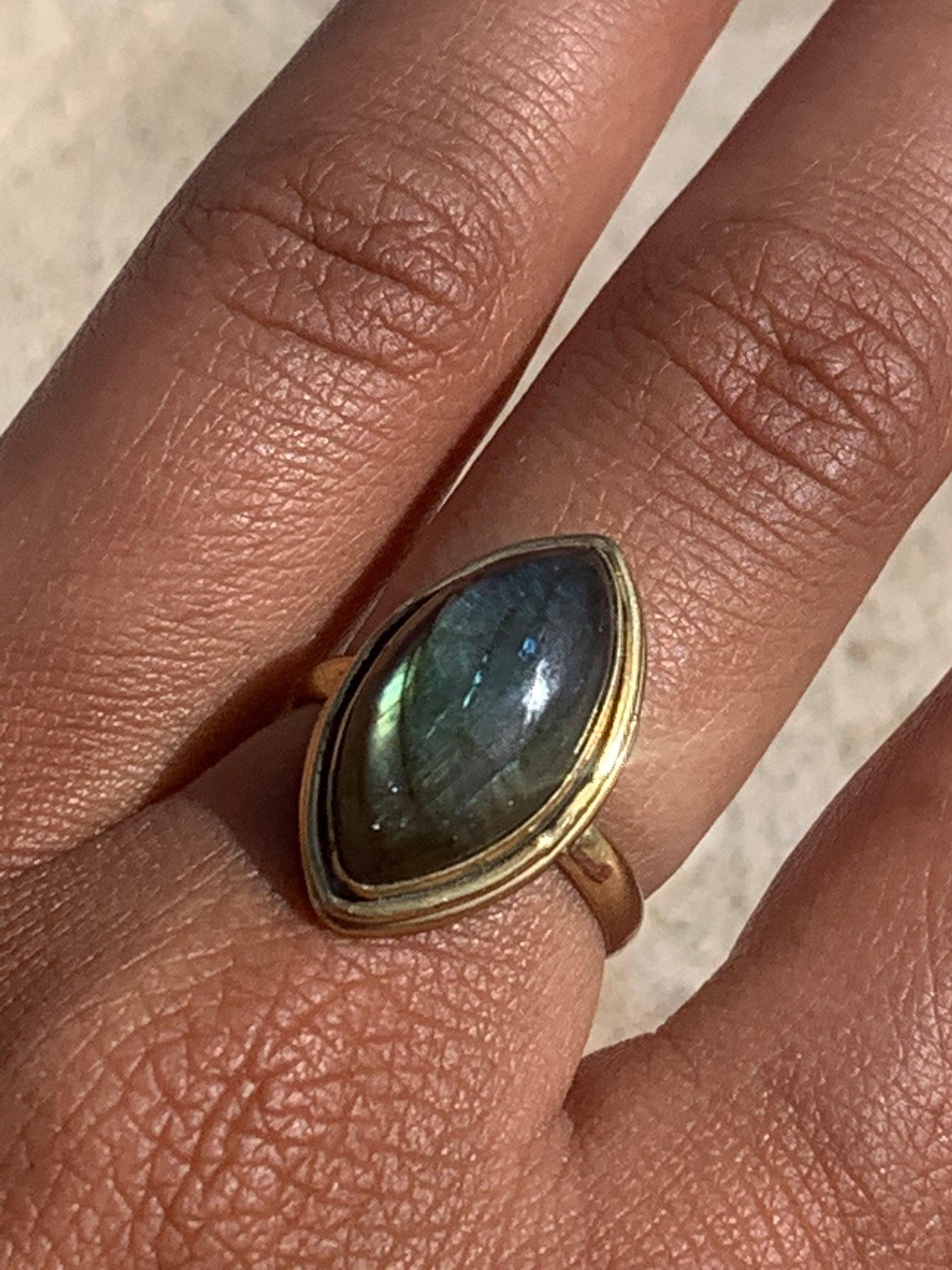 Labradorit Statement Ring Gold - Massives Messing Handgefertigt - Magischer Blaustich - Wasserfester Boho Edelsteinring - RSL1 (lab)