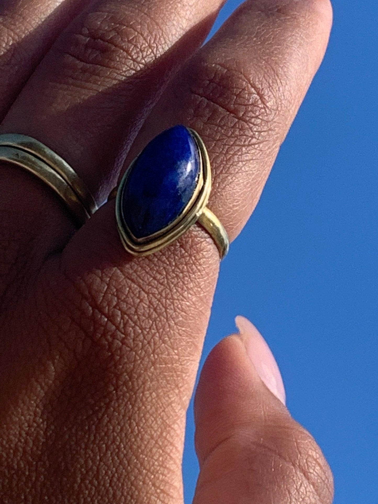 Messing Ring mit großem Lapislazuli als Schmuckstein RSL1 (lap)