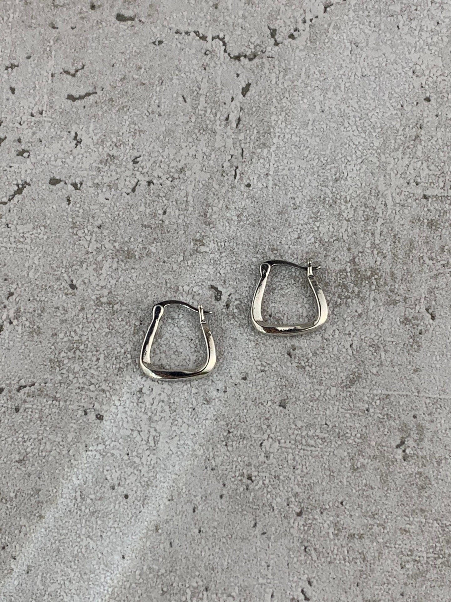 Kleine silberne huggie Ohrringe