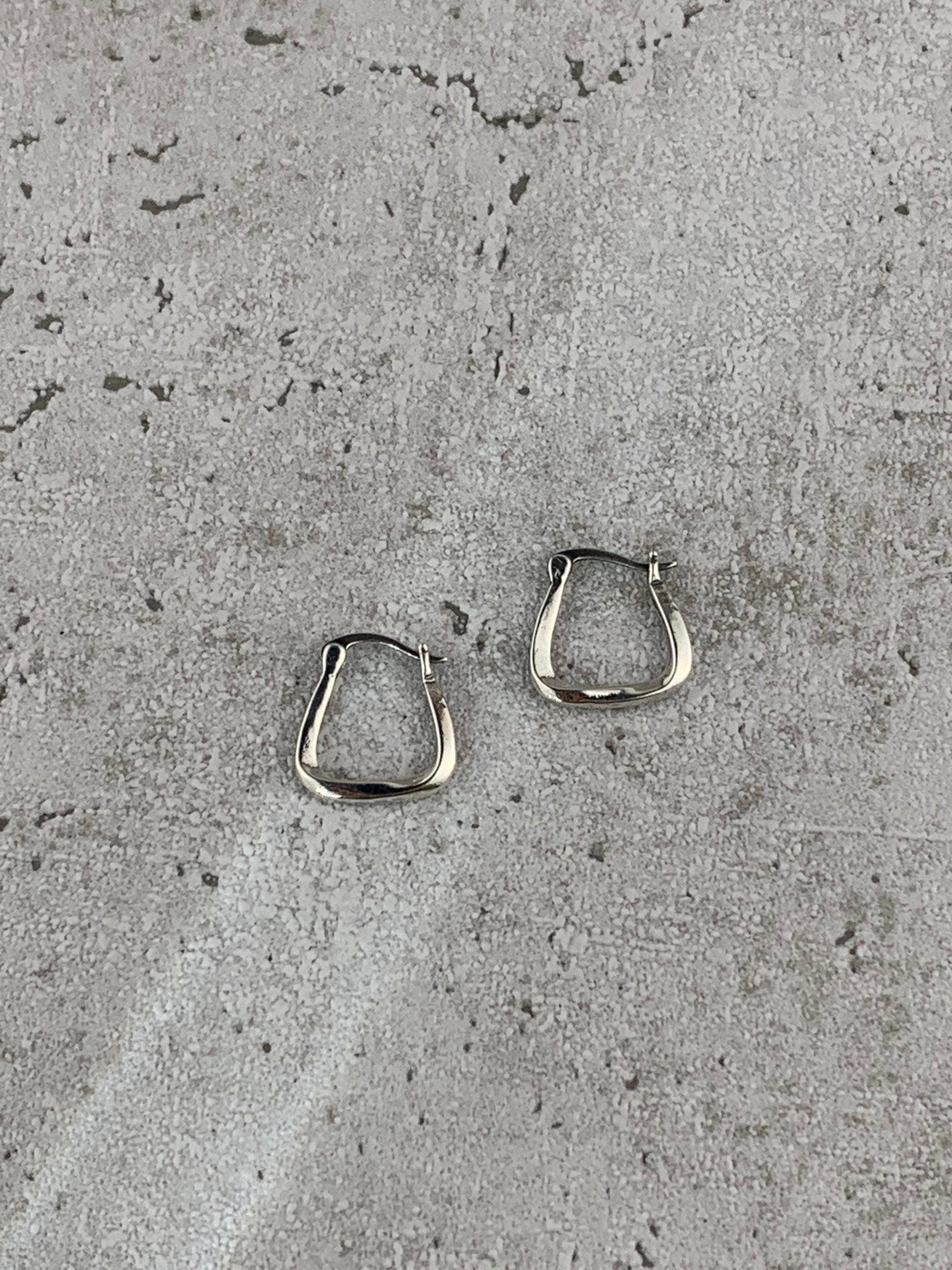 Kleine silberne huggie Ohrringe
