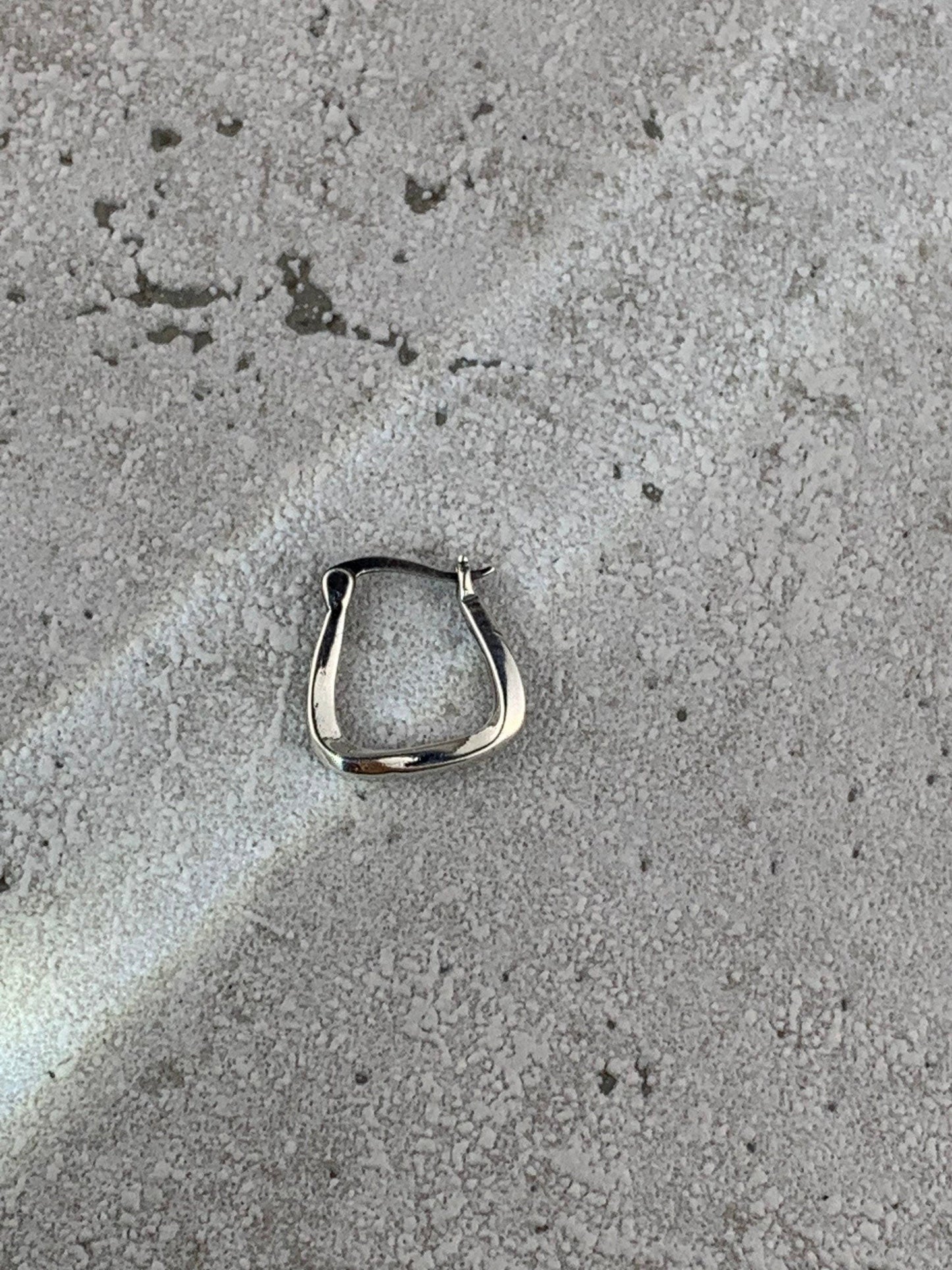 Kleine silberne huggie Ohrringe