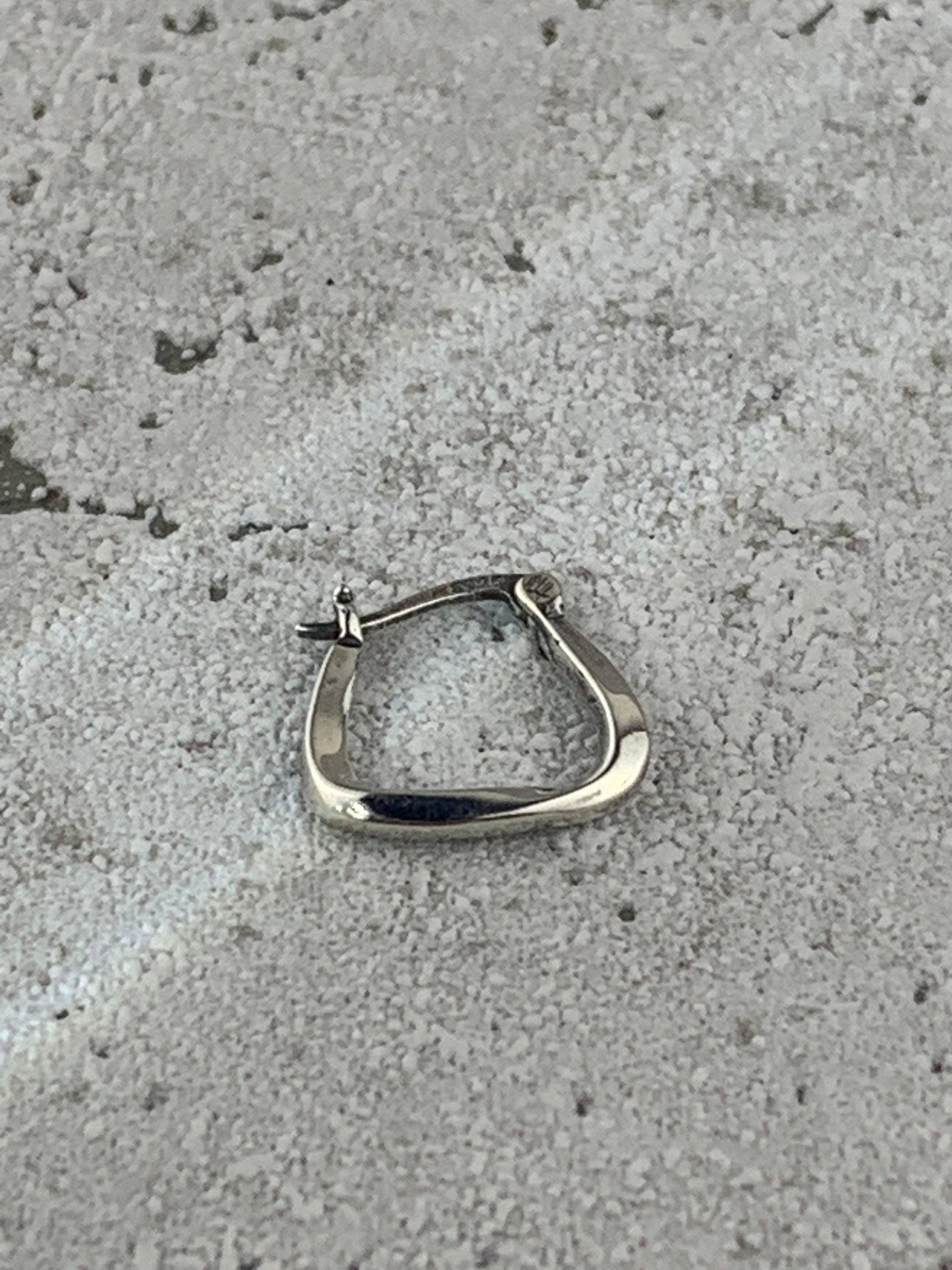 Kleine silberne huggie Ohrringe