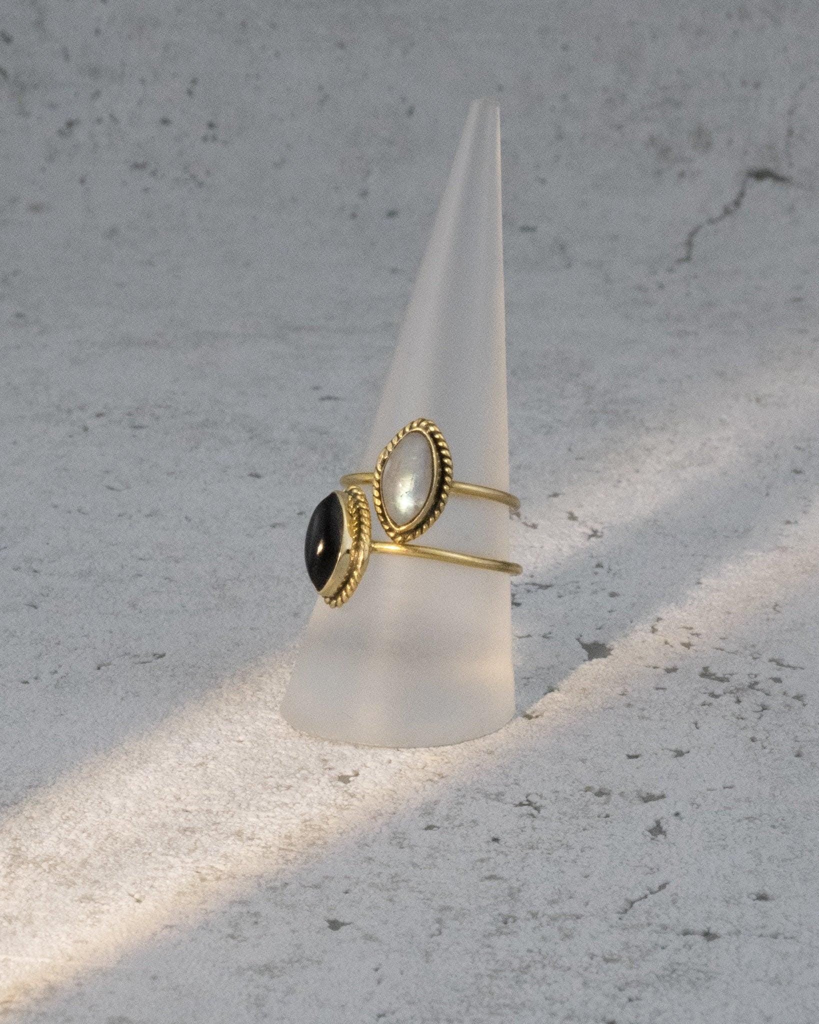 Ring mit ovalem Mondstein -RSS2