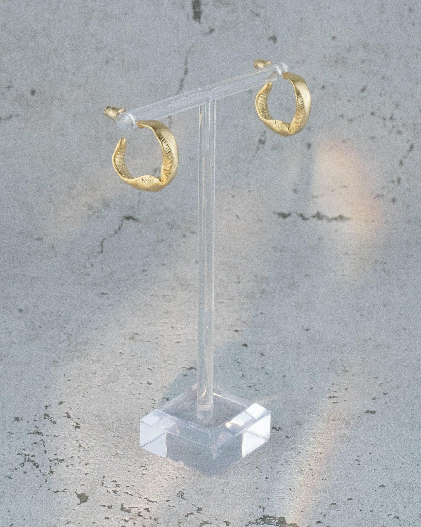 Gewundene Creolen aus Messing, Ohrstecker