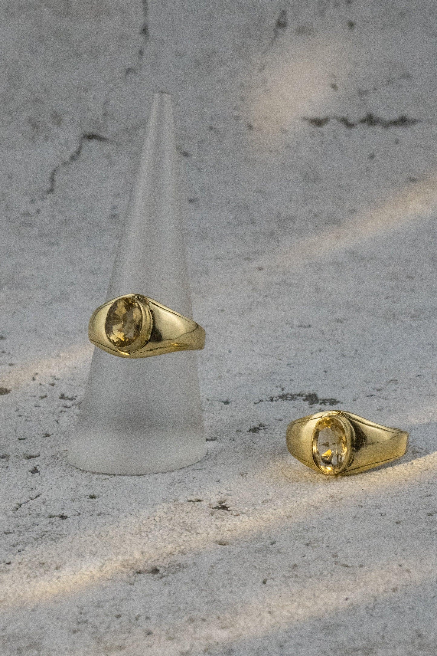 Citrin Siegelring Gold - Unisex - Ovaler Edelstein 12x6mm - Massives Messing - Stein des Erfolgs - Wasserfester Boho Ring - Naiza RSM2(Cit)