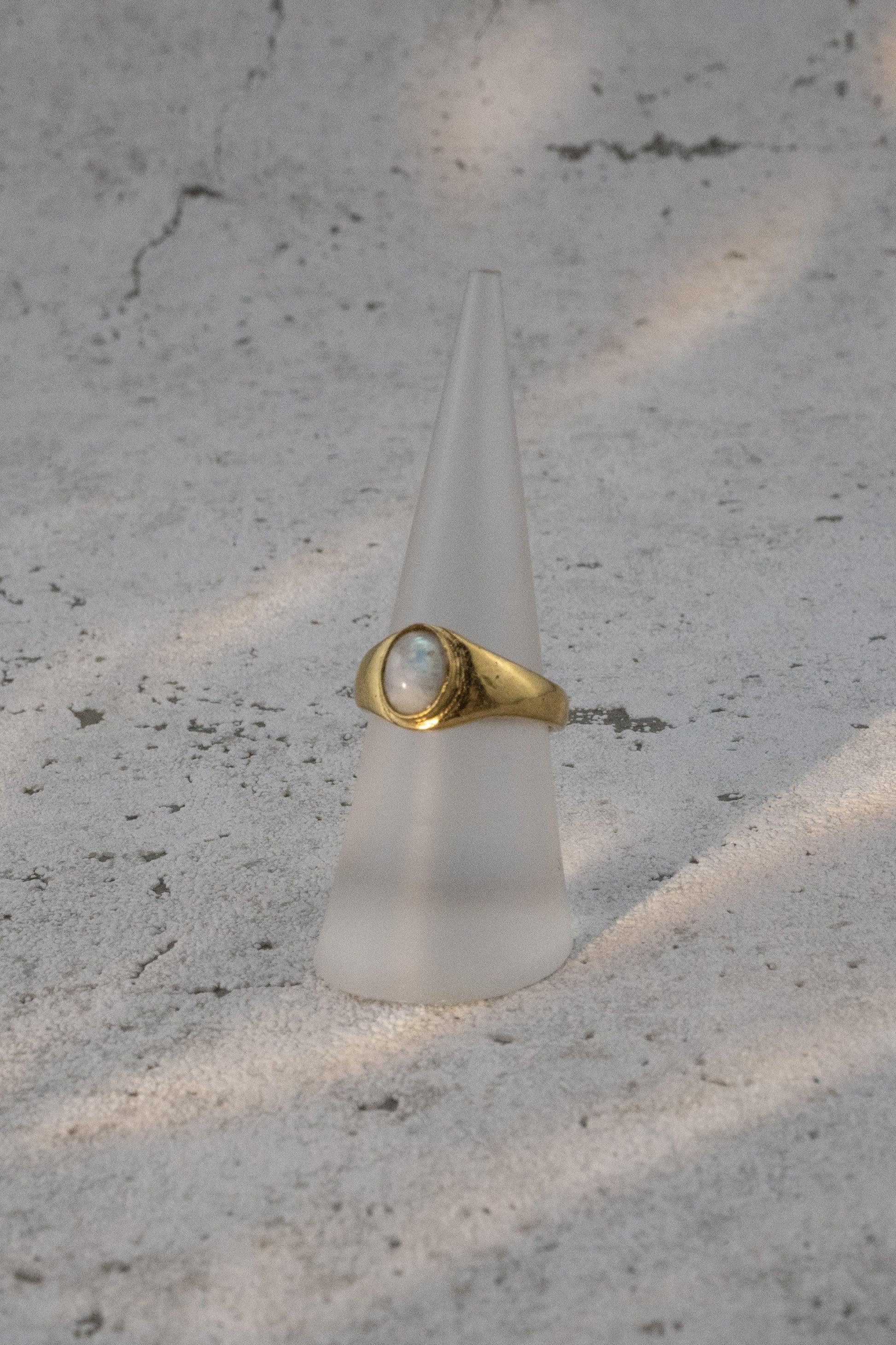 Mondstein Siegelring Gold Ovaler Edelstein 12x6mm Massives Messing Magisches Leuchten Wasserfester Boho Ring Vintage Naiza RSM2(Mon)