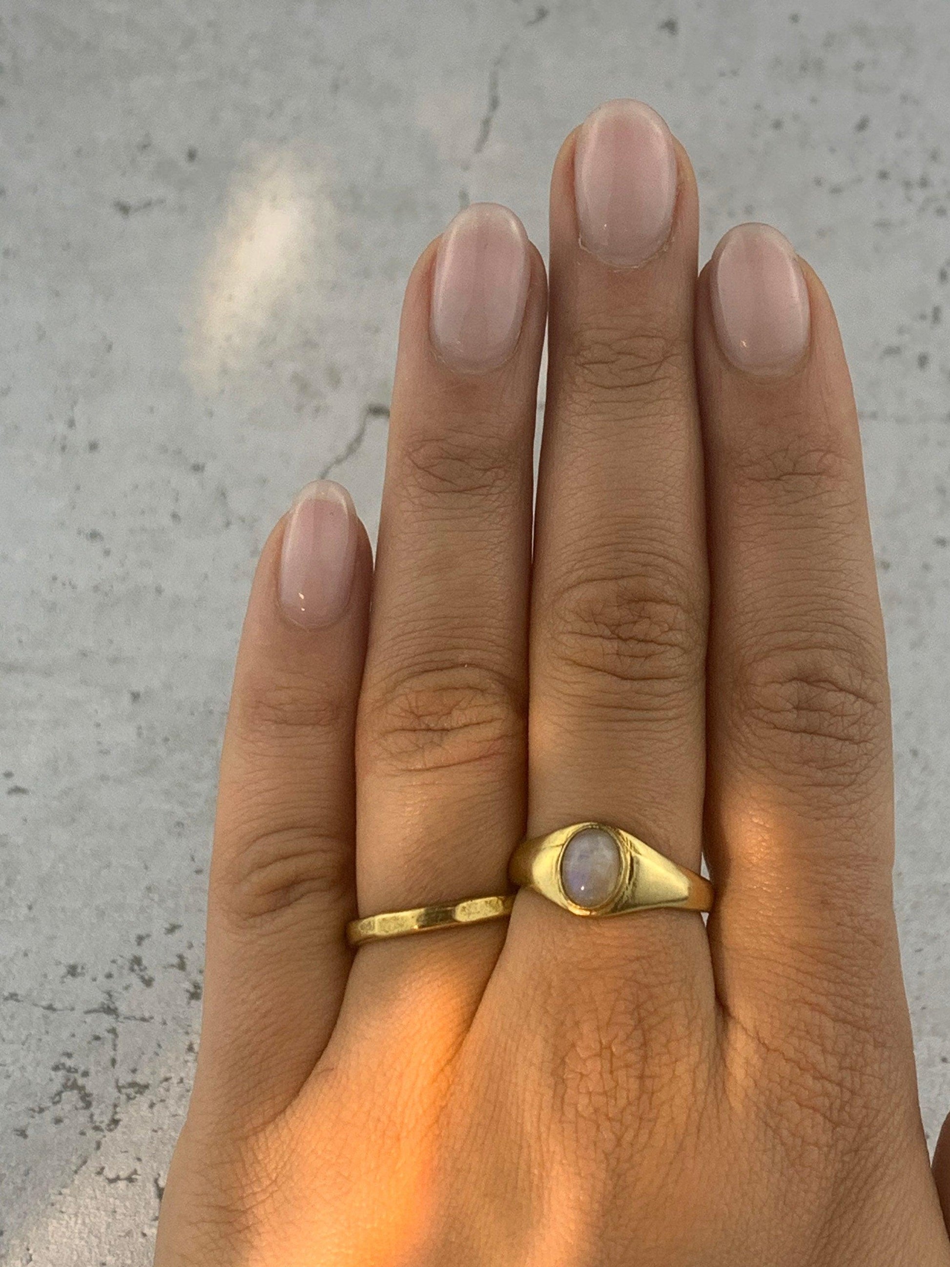 Mondstein Siegelring Gold Ovaler Edelstein 12x6mm Massives Messing Magisches Leuchten Wasserfester Boho Ring Vintage Naiza RSM2(Mon)