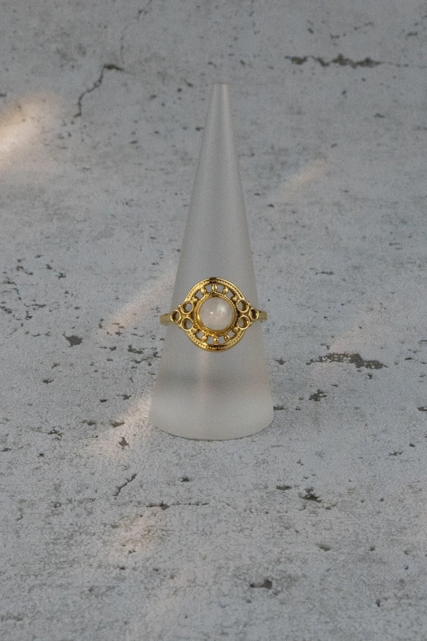 Verzierter Messingring mit Mondstein - RSM6