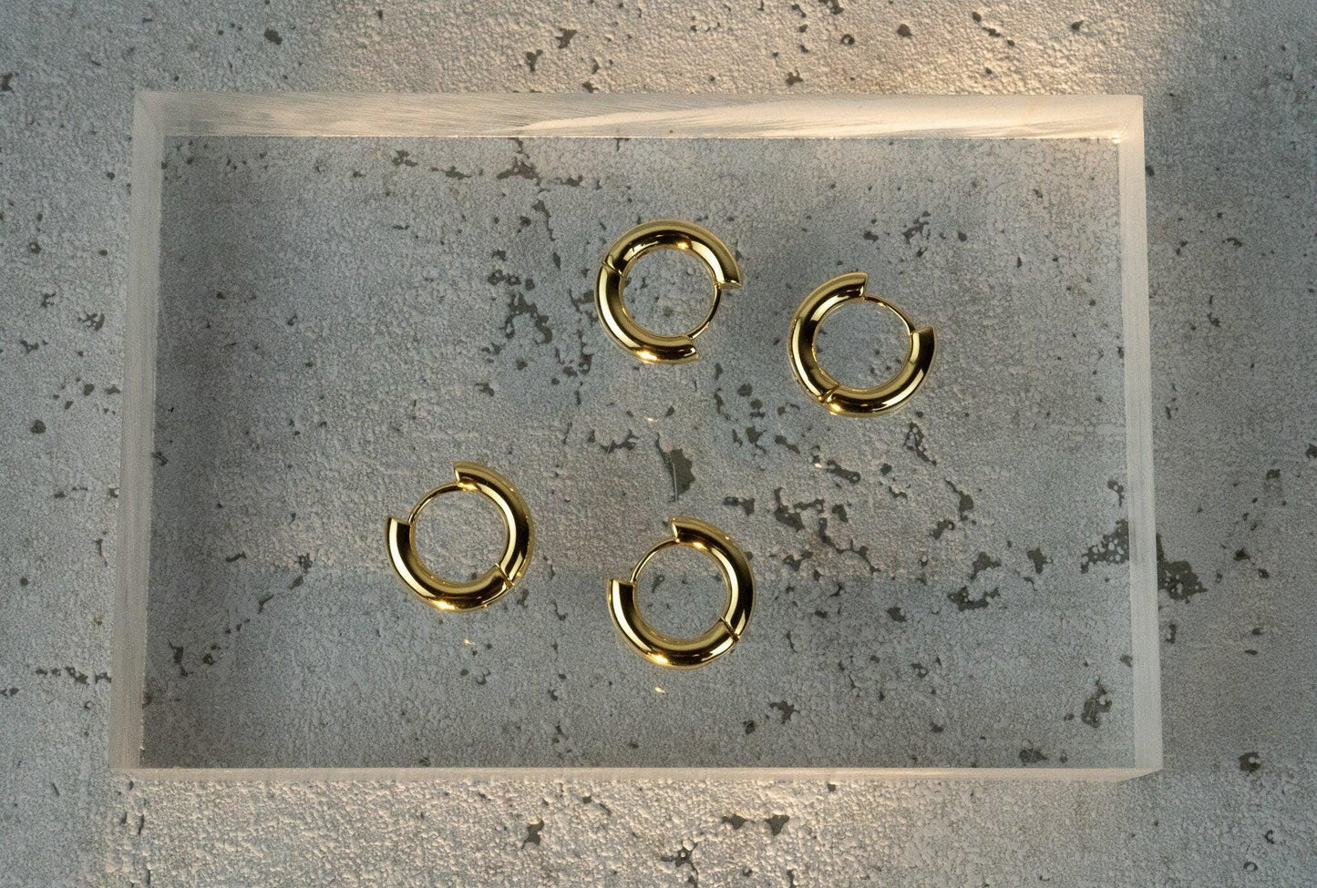 Huggie Creolen - klein und goldfarben