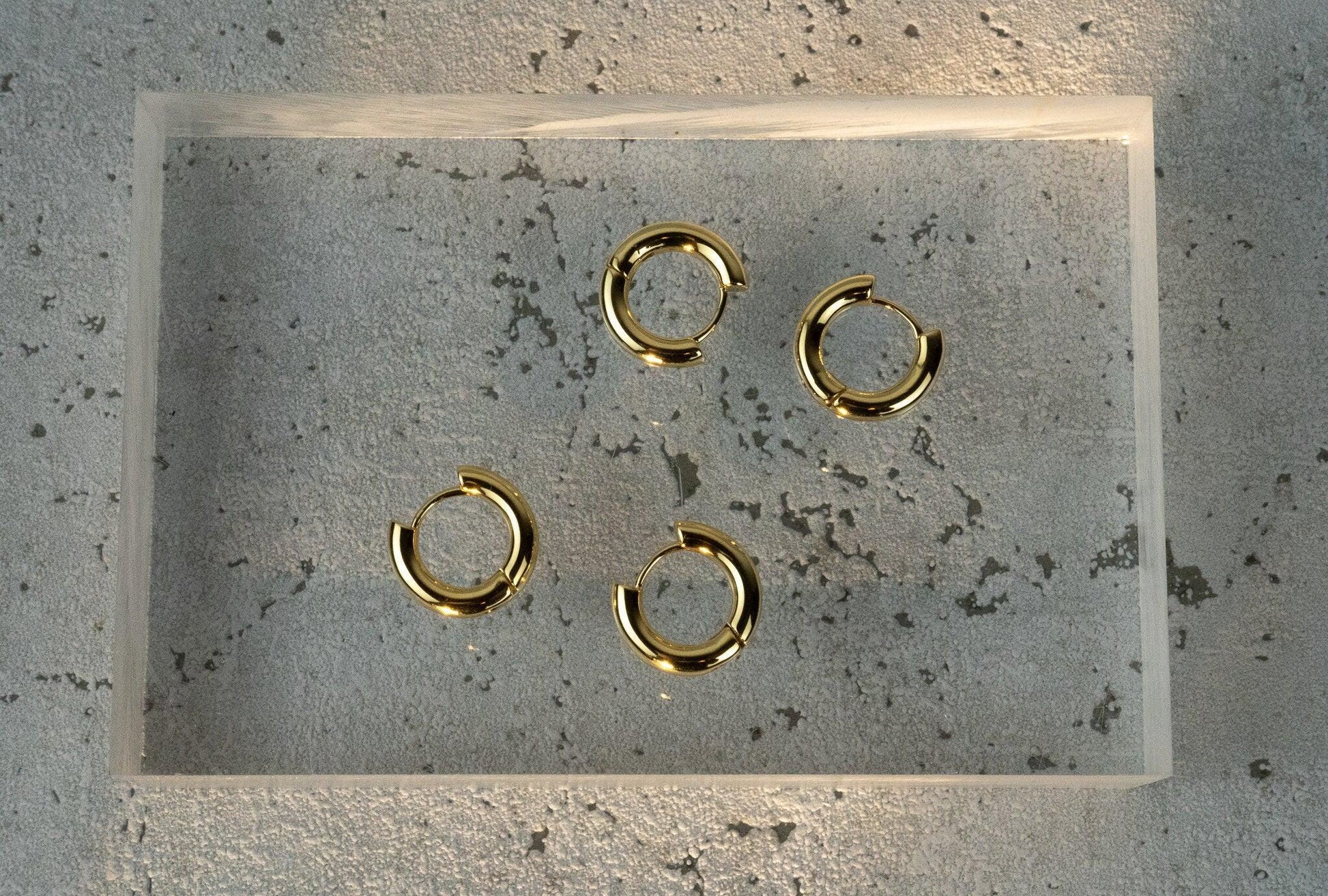 Huggie Creolen - klein und goldfarben