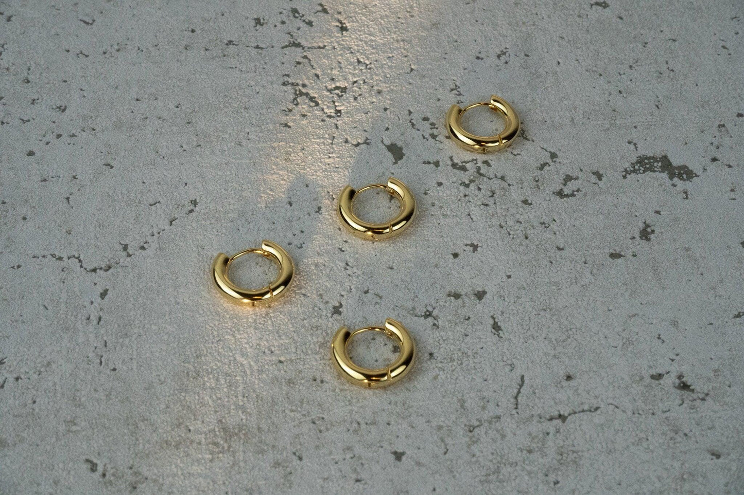 Huggie Creolen - klein und goldfarben