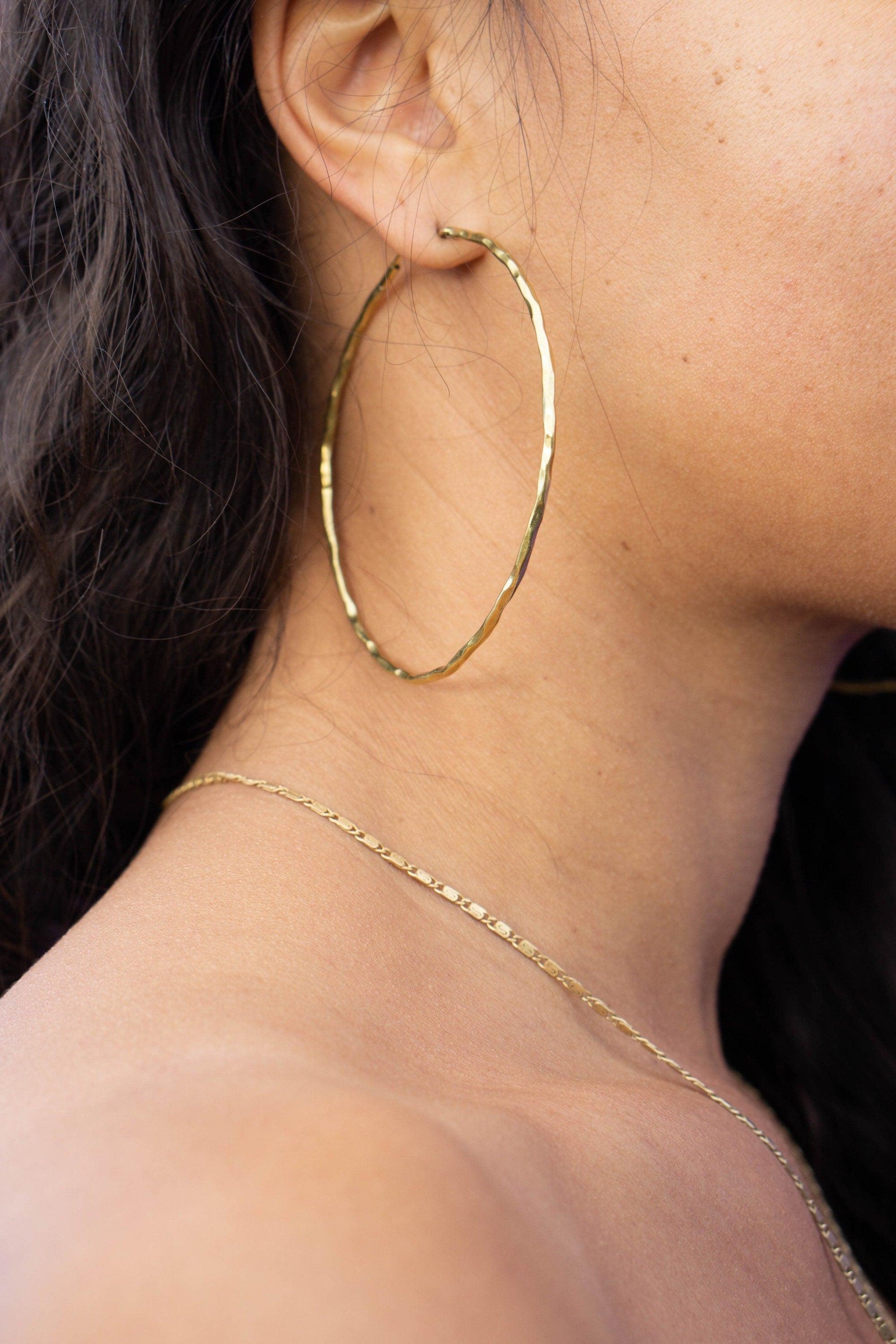 Schmale Creolen in zwei größen, Messing Creolen, Goldene Creolen, Gehämmerte Creolen