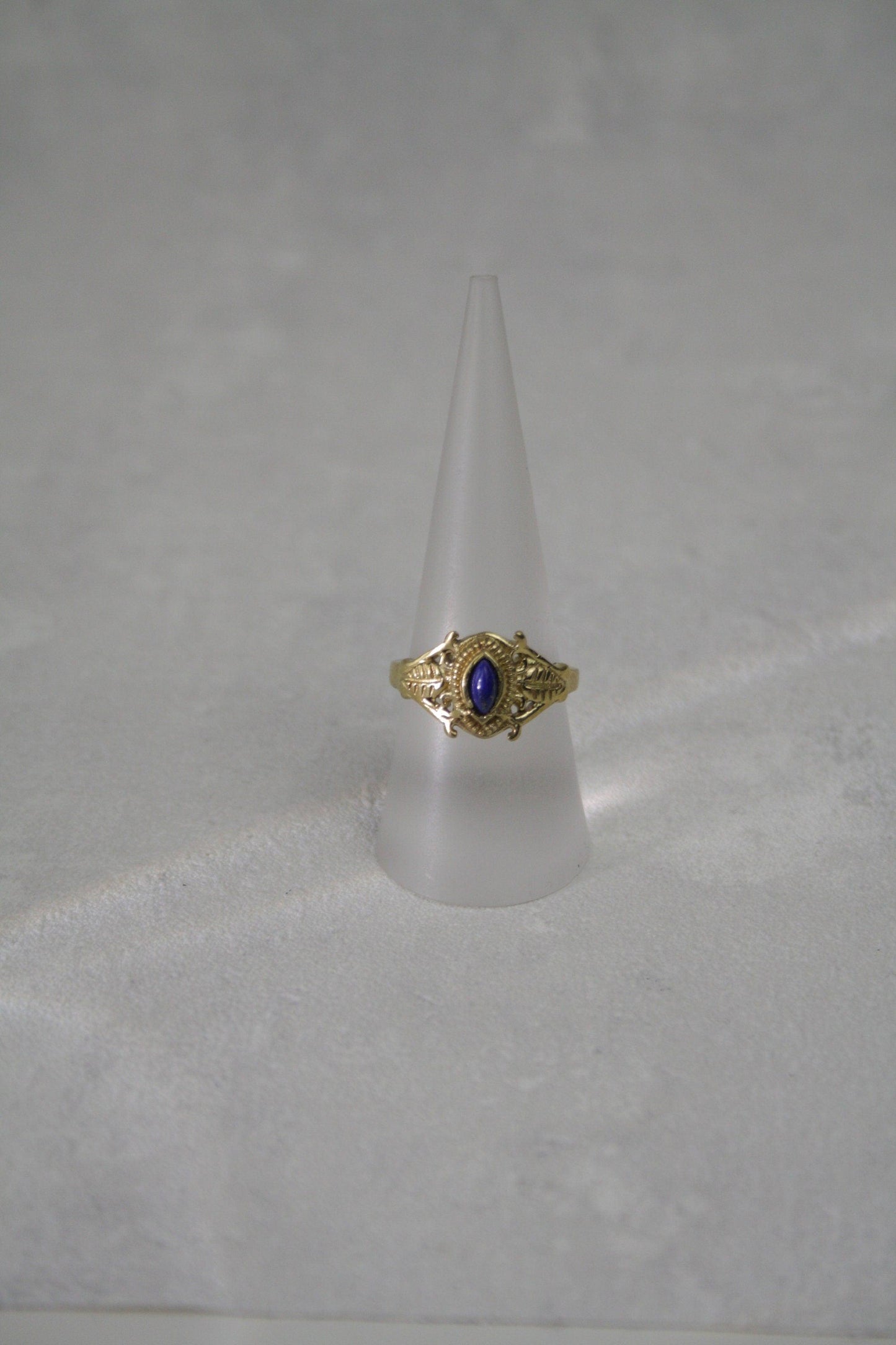 Lapis Lazuli Ring Gold - Filigraner Vintage Ring - Massives Messing - Königsblauer Edelstein 7x4mm - Antik Look - Wasserfest - Naiza - RSS4
